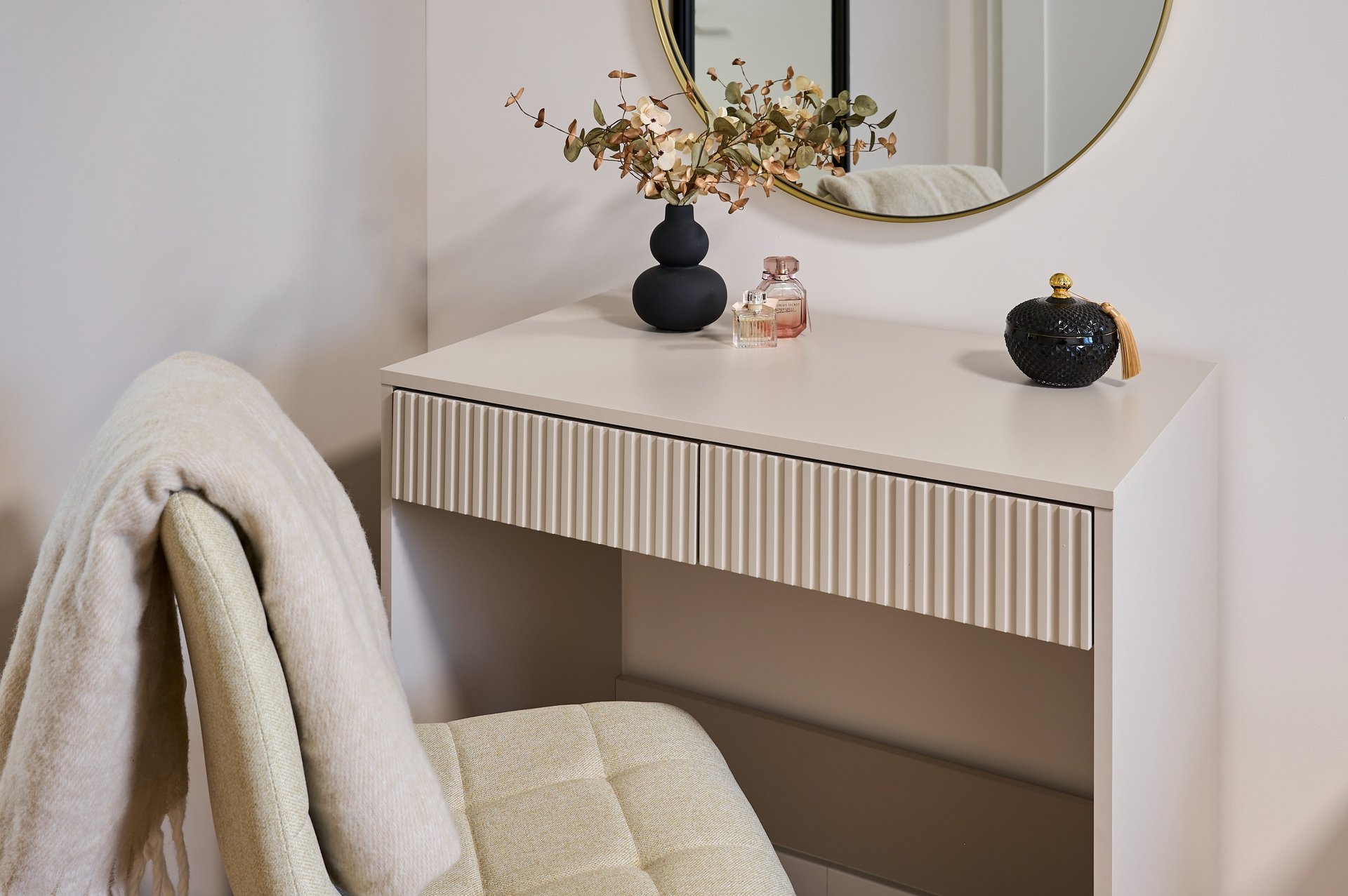 black and white bed linen