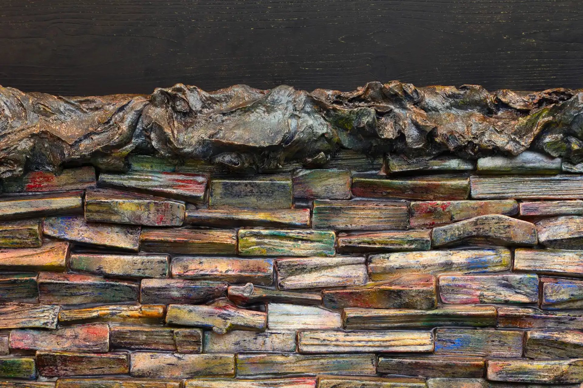 Nahaufnahme eines Gemäldes aus bunten Holzscheiten mit elegantem Gipsrahmen