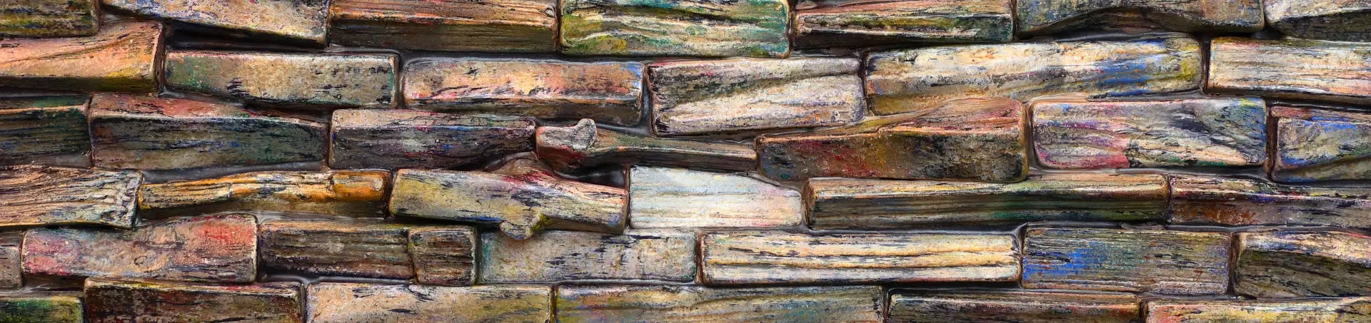 Nahaufnahme abstrakt und kunstvoll bemalter Holzscheite, in einem Gemälde verarbeitet