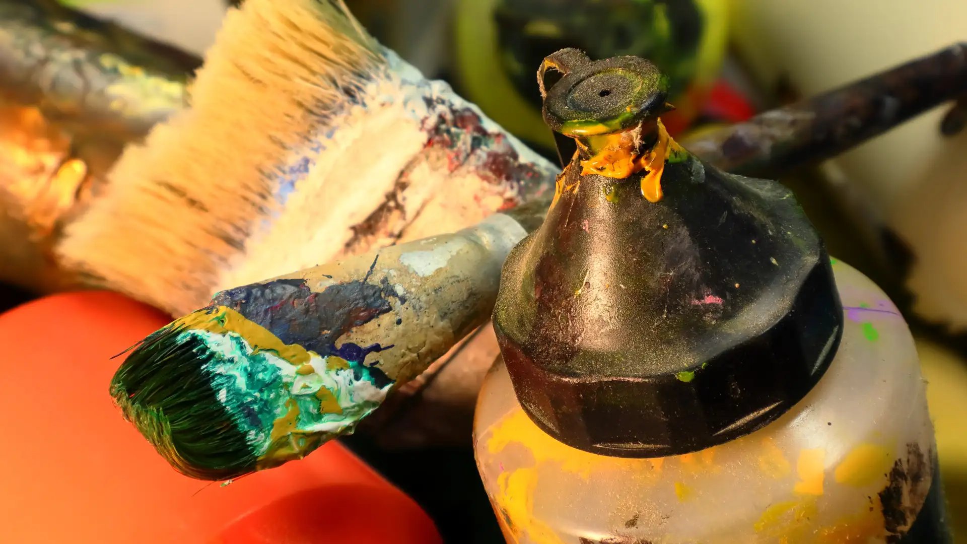 Nahaufnahme von Farben und Pinseln im Atelier