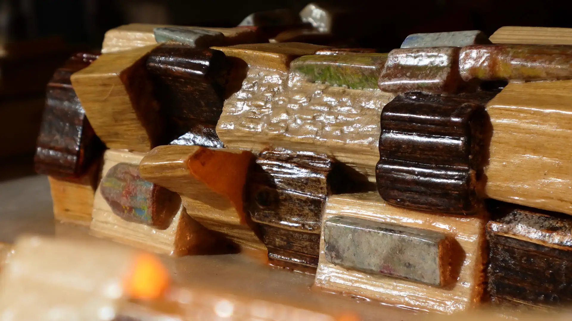 Nahaufnahme klar lackierter Holzscheite