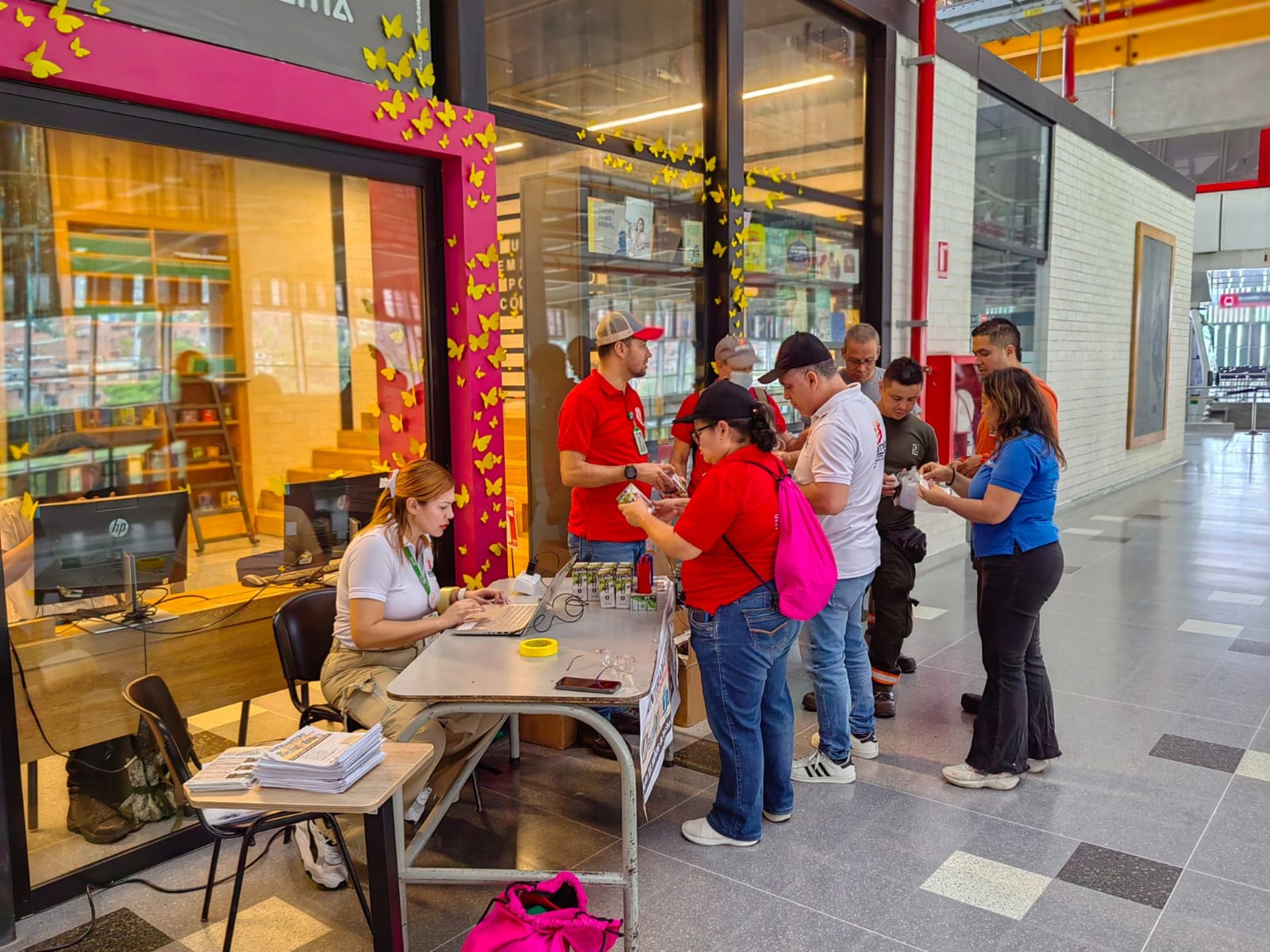 gray computer monitor