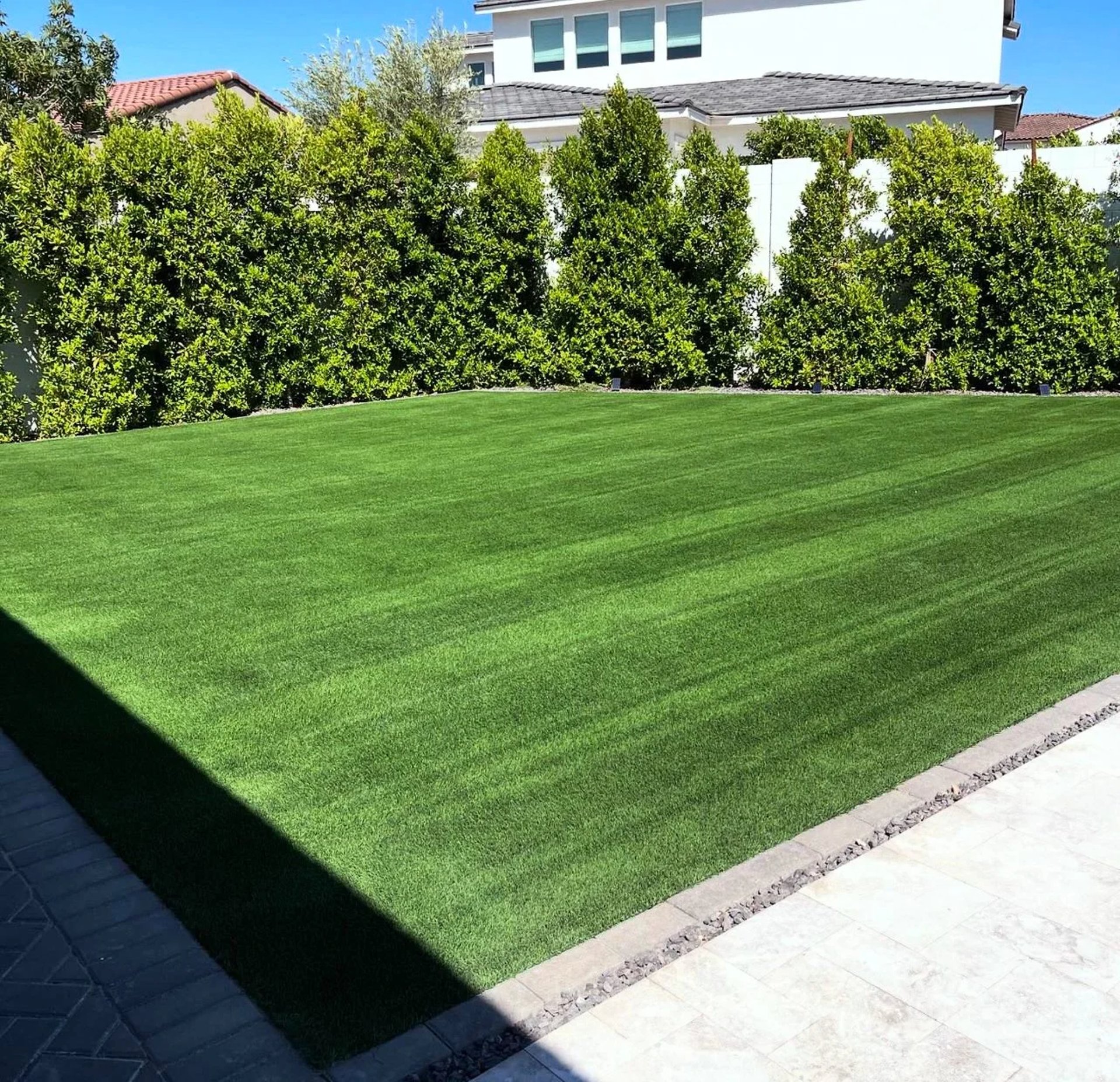 gray computer monitor