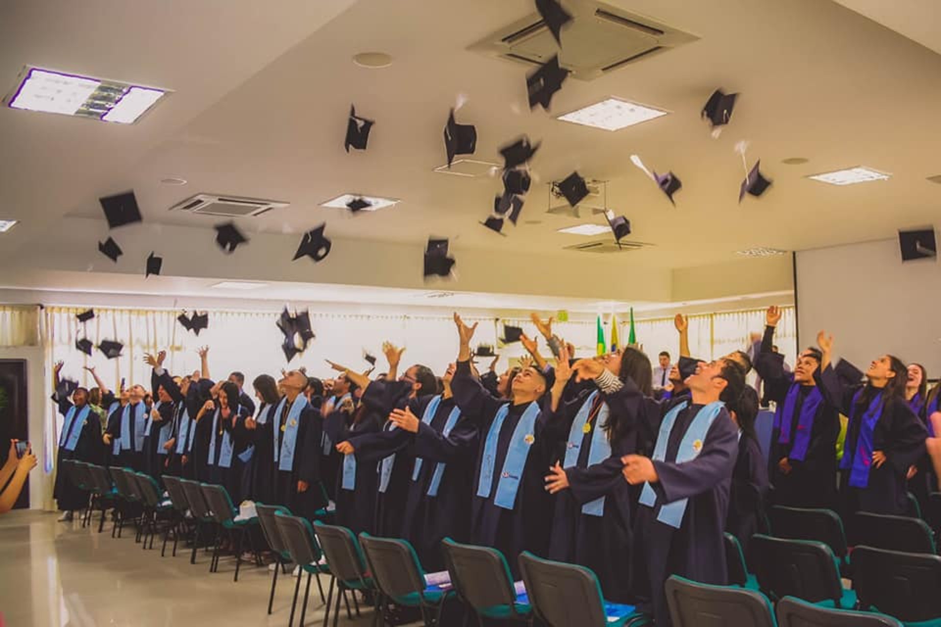 gray computer monitor