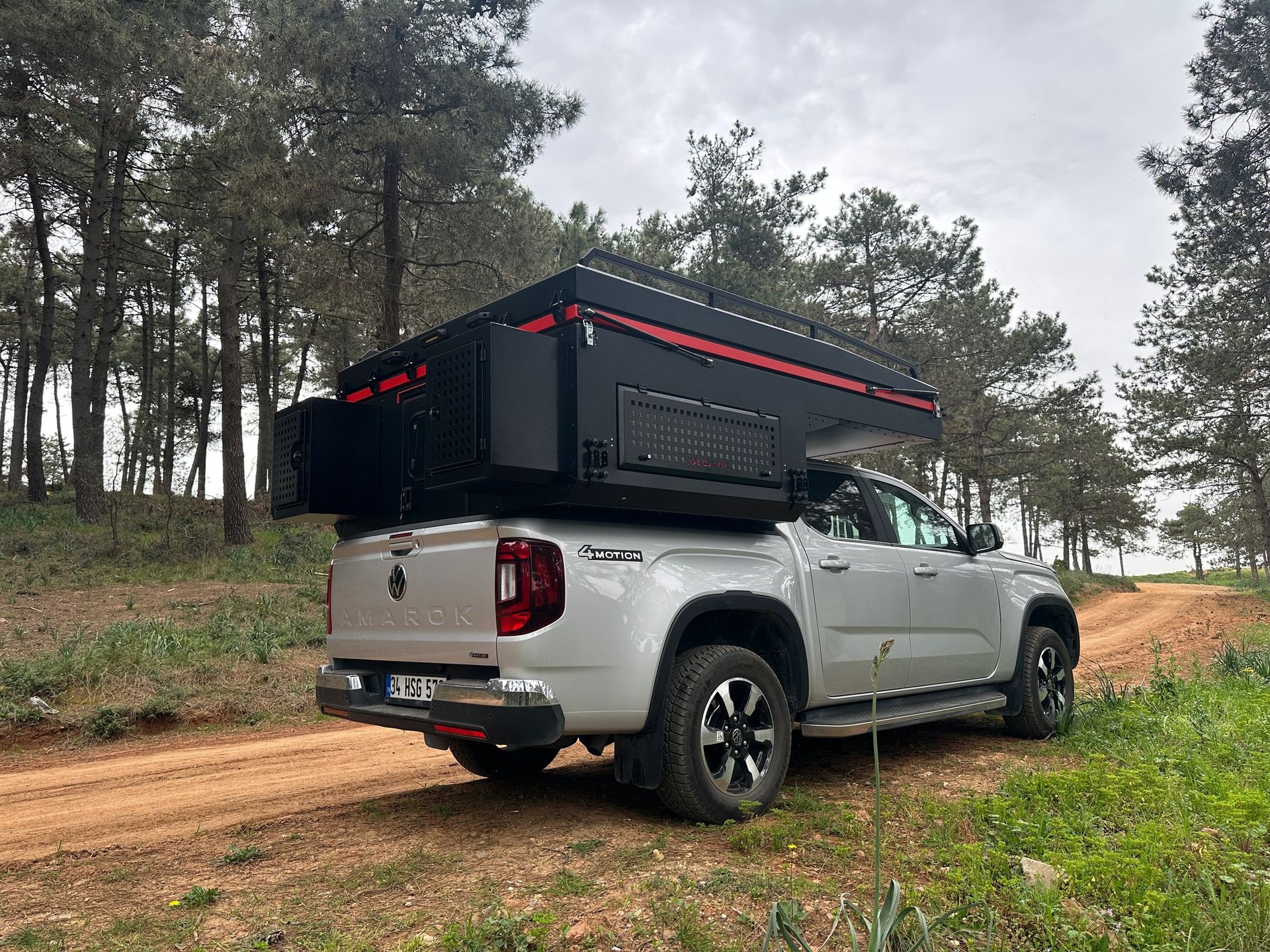 black and white bed linen