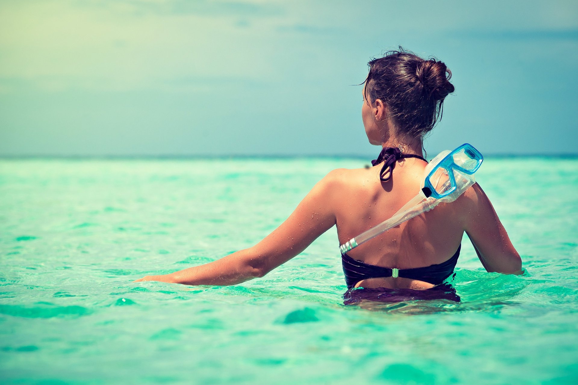 Frau mit Maske im Wasser