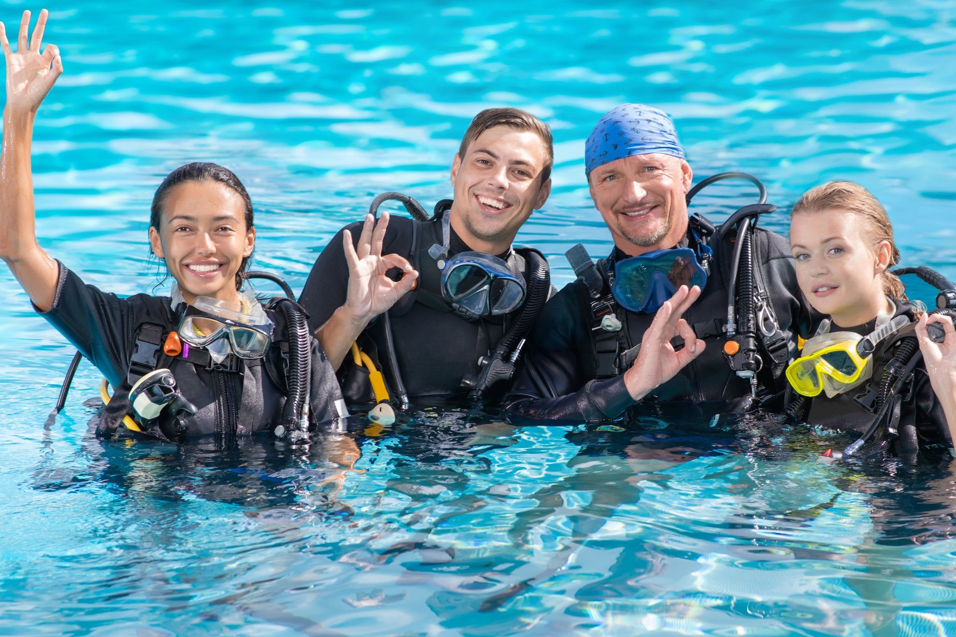 Gruppe von 4 Tauchern im Pool 