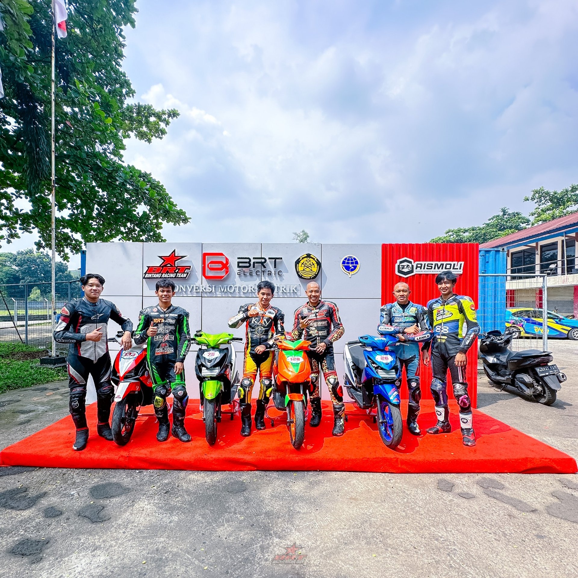 gray computer monitor