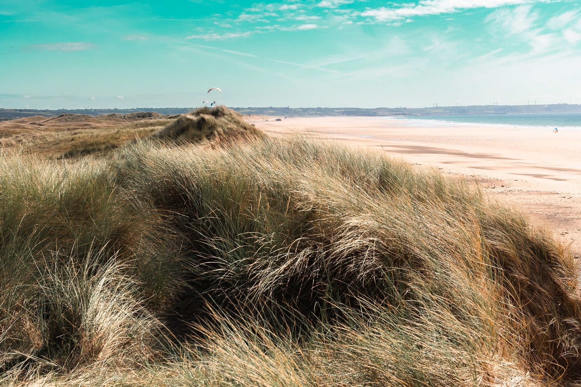 Paysage côtier de Normandie avec falaises emblématiques et mer bleue, idéal pour un road-trip familial en Europe. Photo de vo