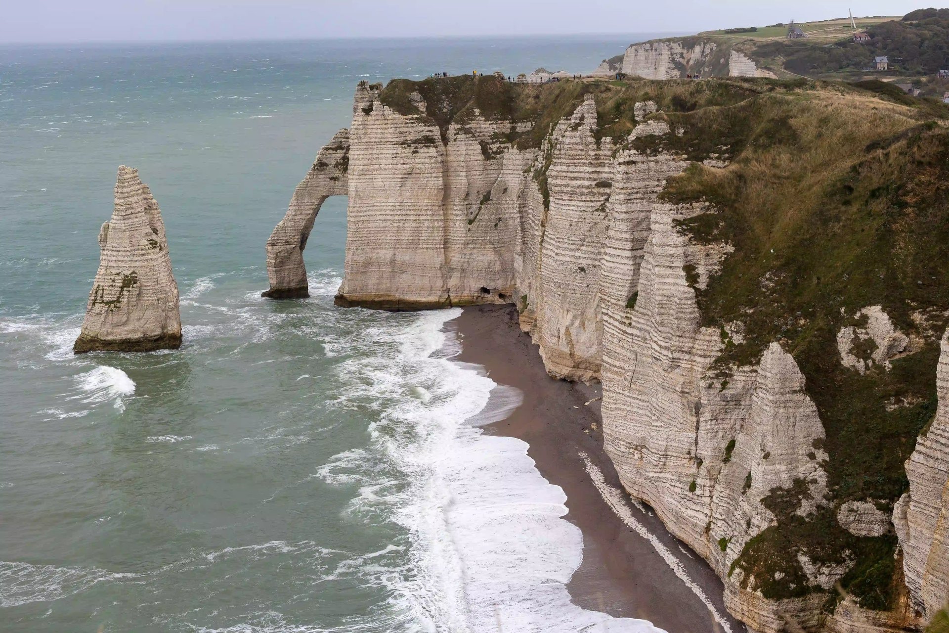 Paysage côtier emblématique de Normandie avec falaises et mer bleue
