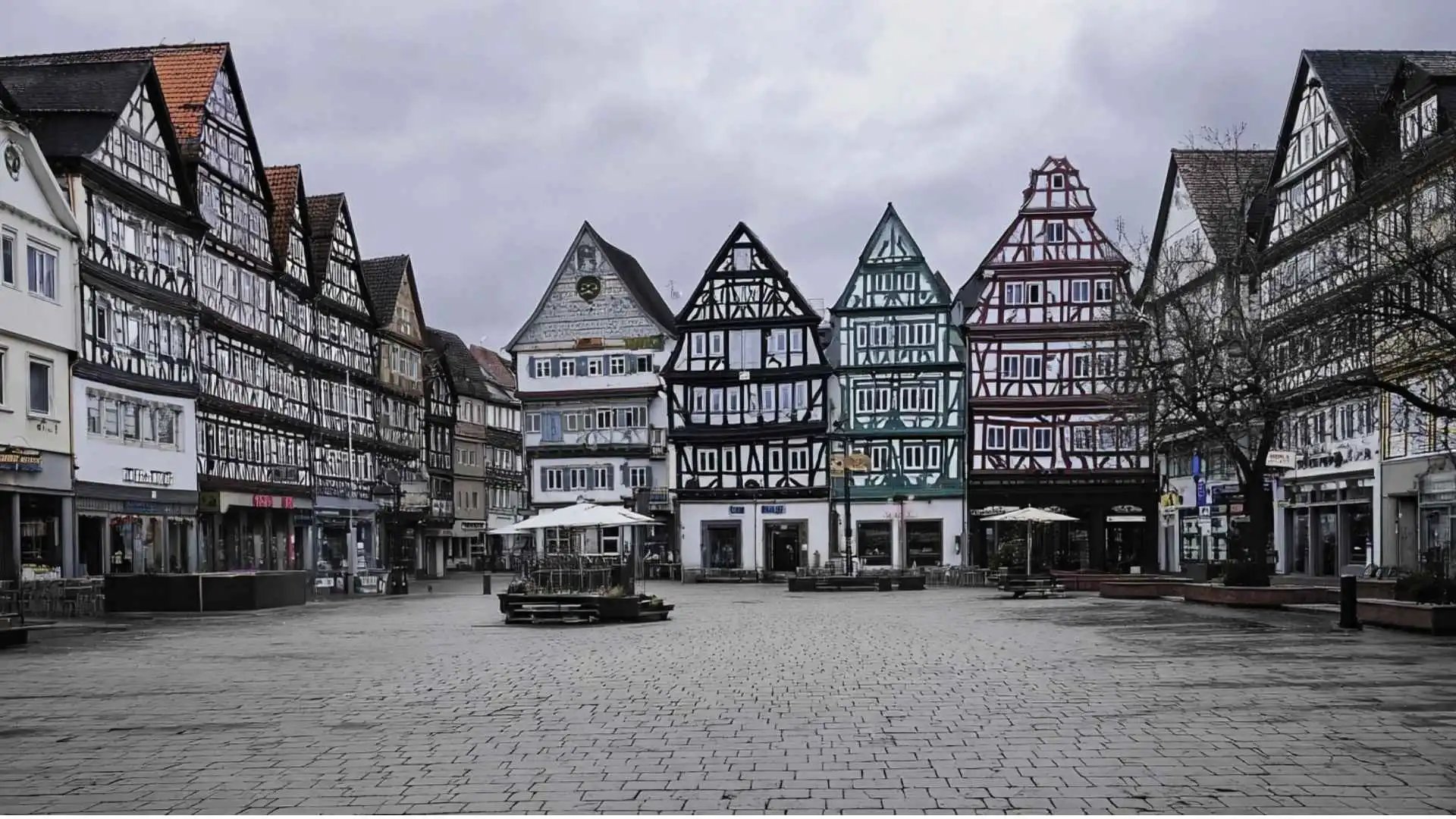 Historischer Marktplatz in Schorndorf mit markantem Fachwerk
