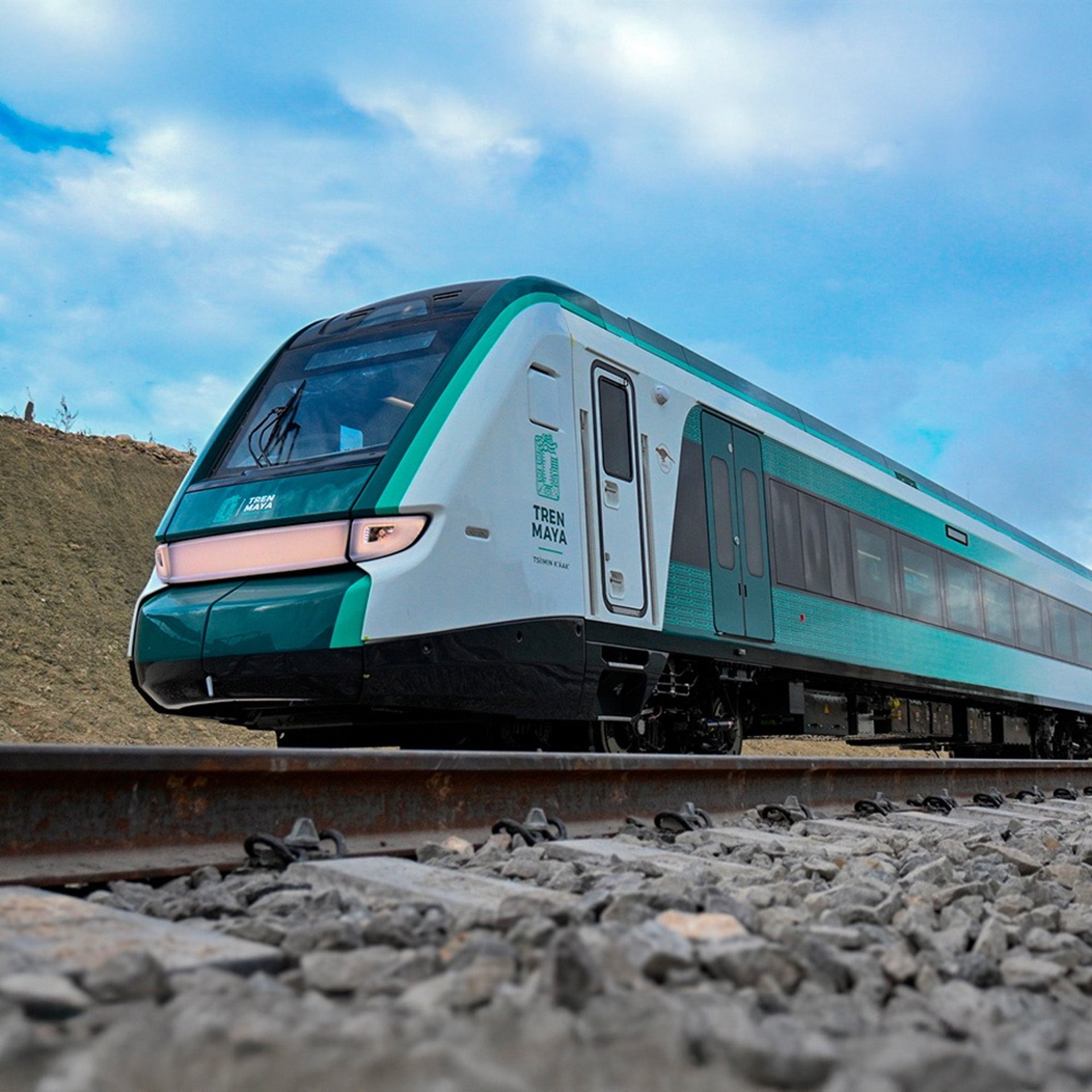 burger with lettuce and tomato