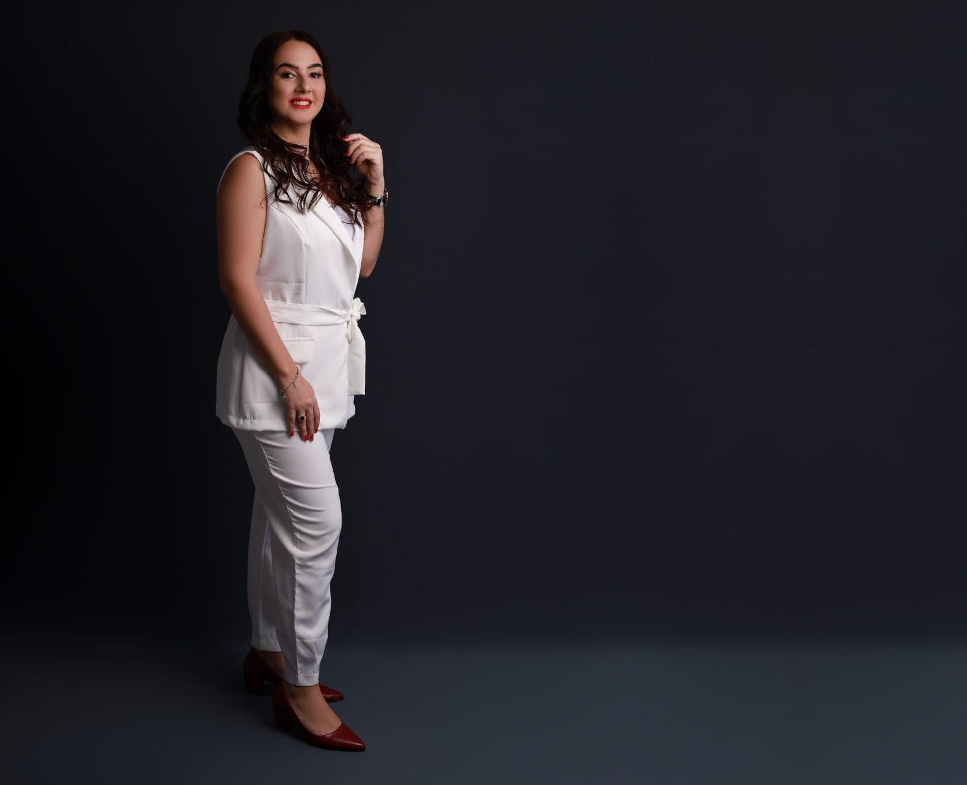 woman holding brown ropes