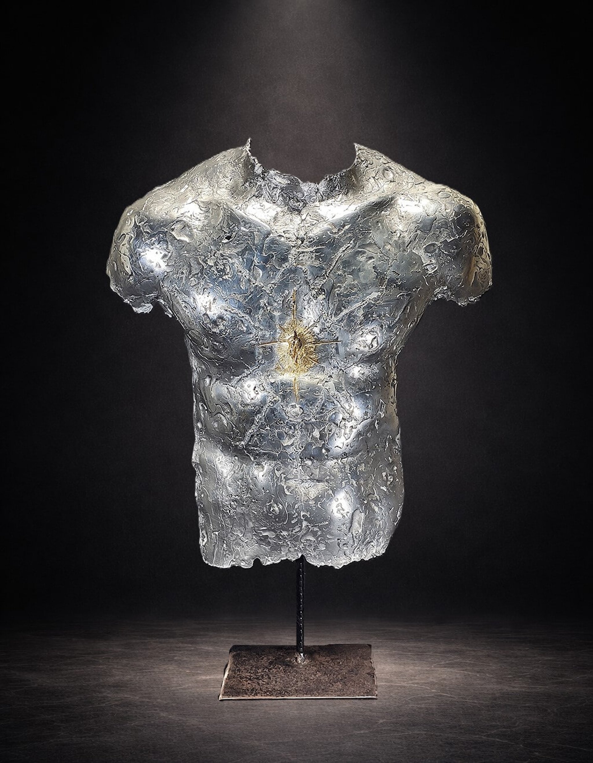 sculpture de buste masculin armure emotions feuille d'or socle sous une lumiere de studio moderne design minimaliste