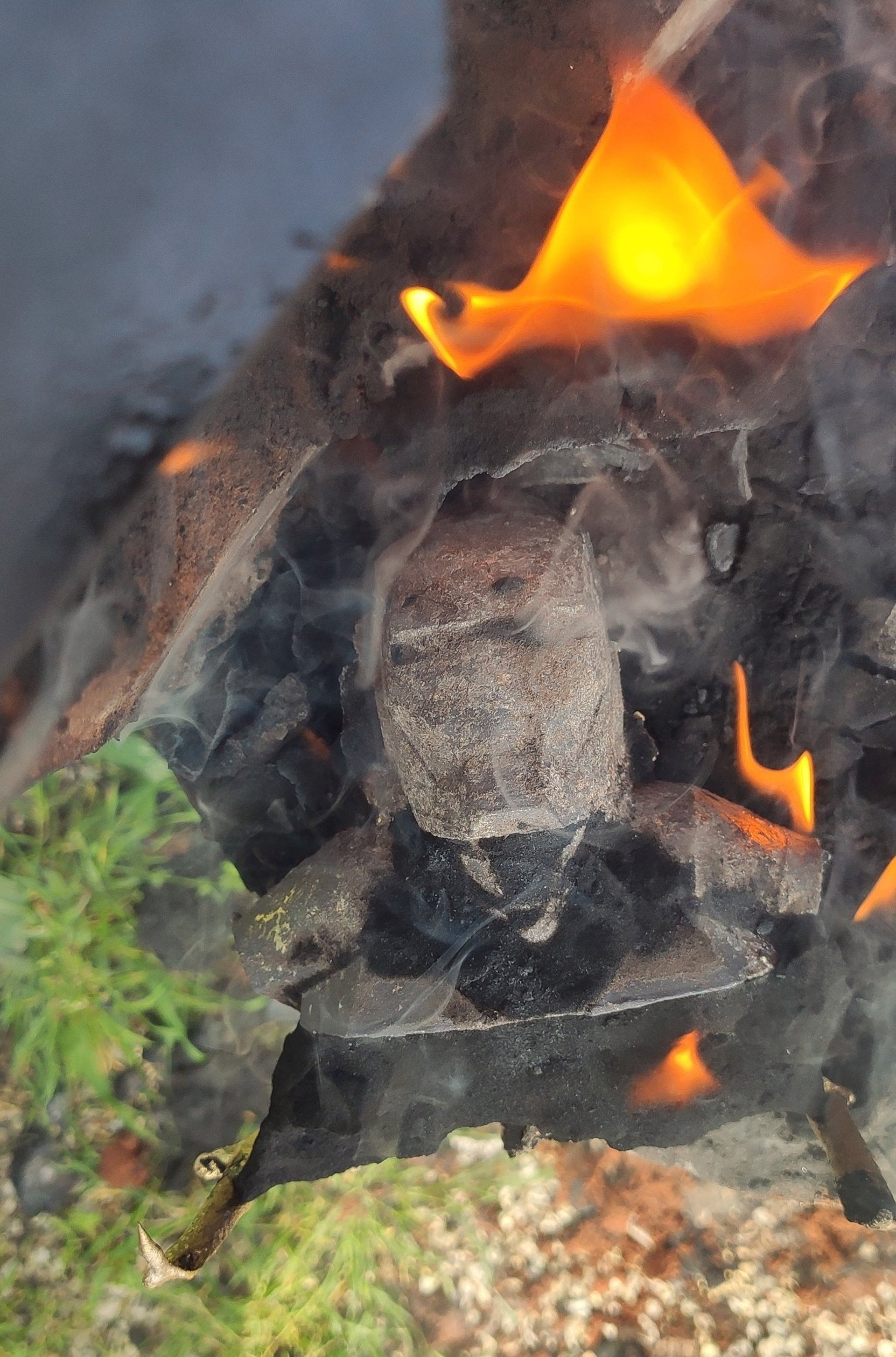 detail de sculpture de bronze en feu sable de delft calciné sur fond naturel
