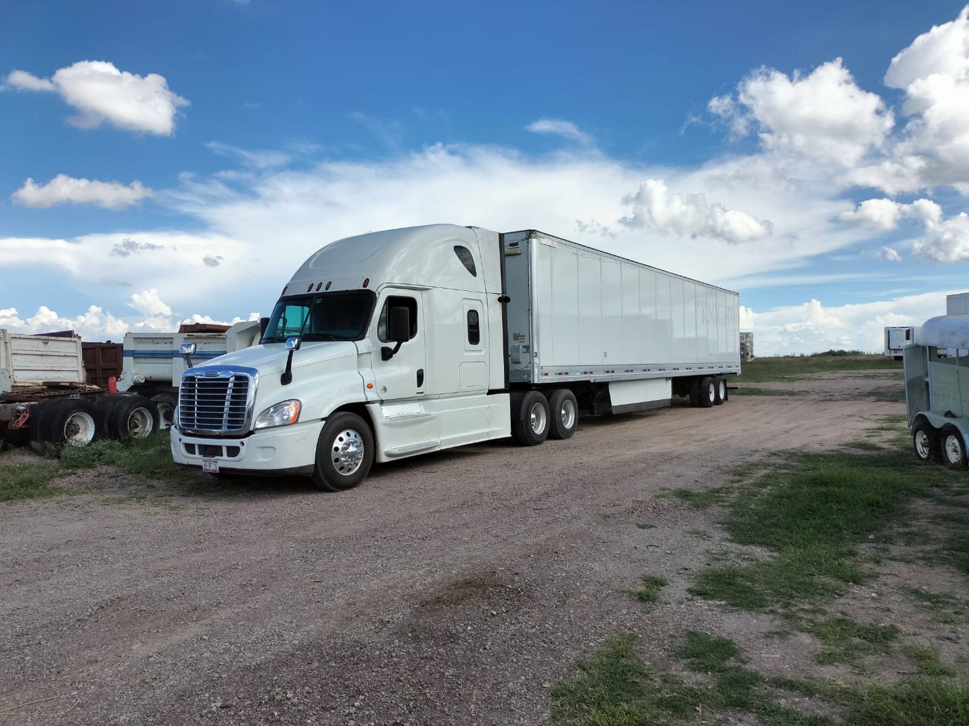 gray computer monitor