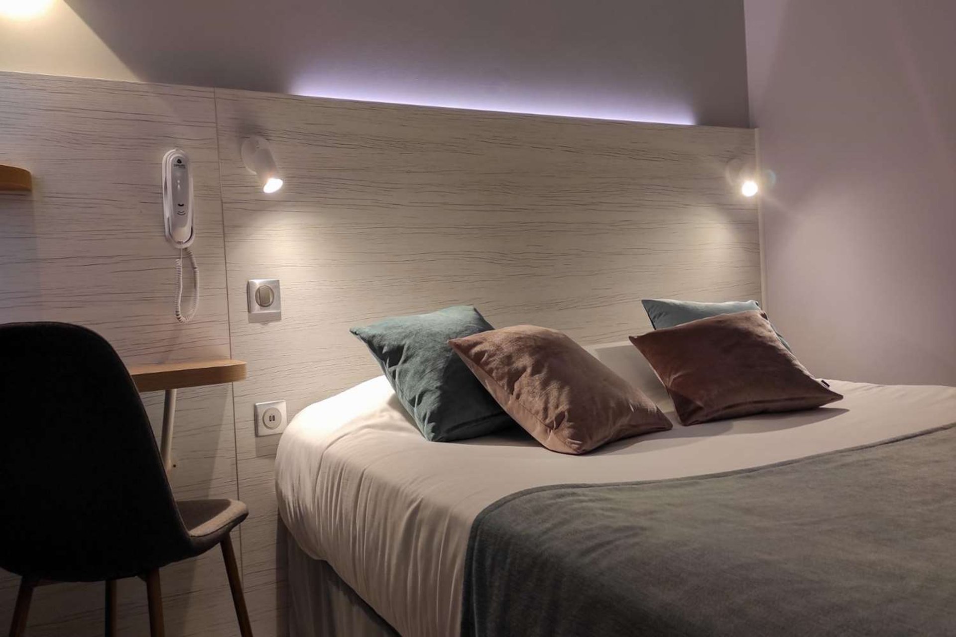 black and white bed linen