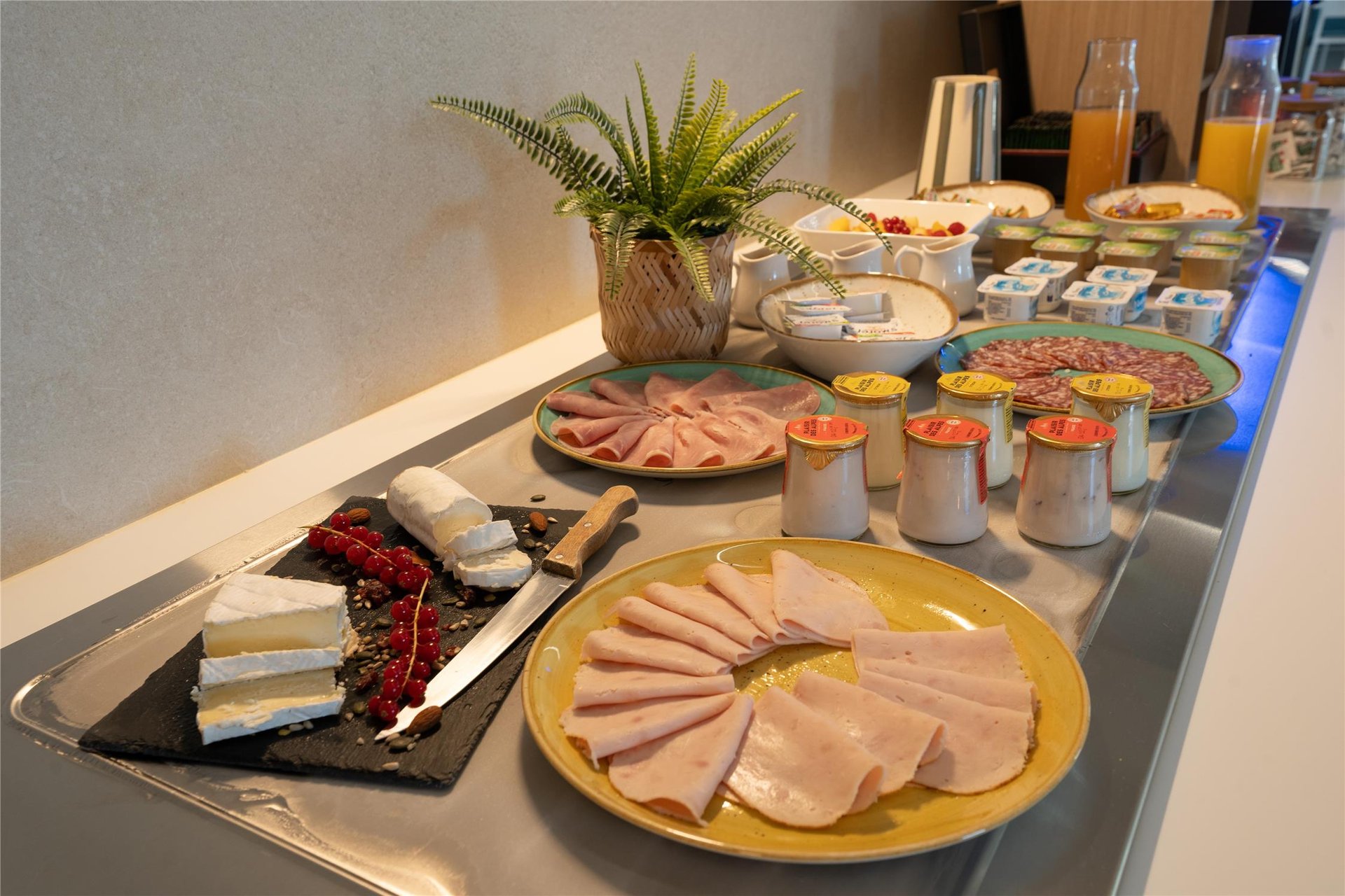 black and white bed linen