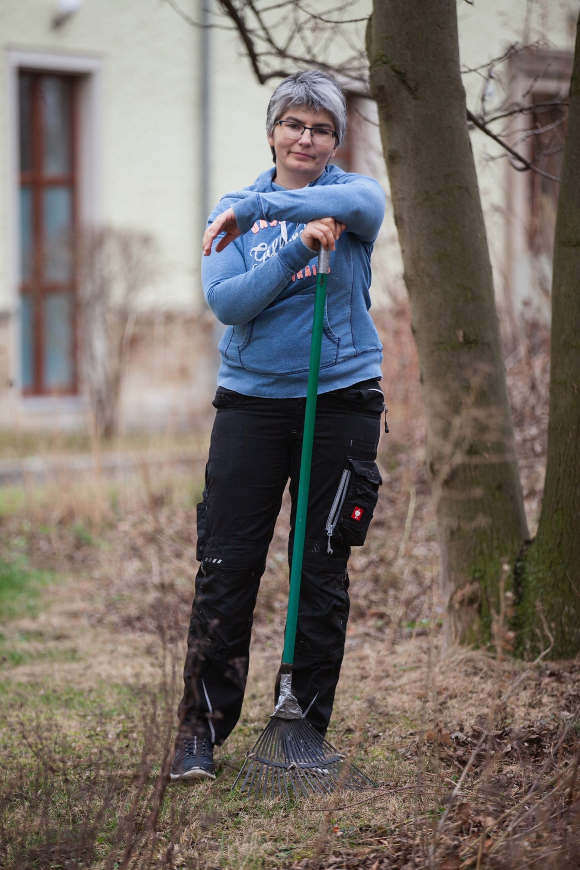 black and brown leather padded tub sofa