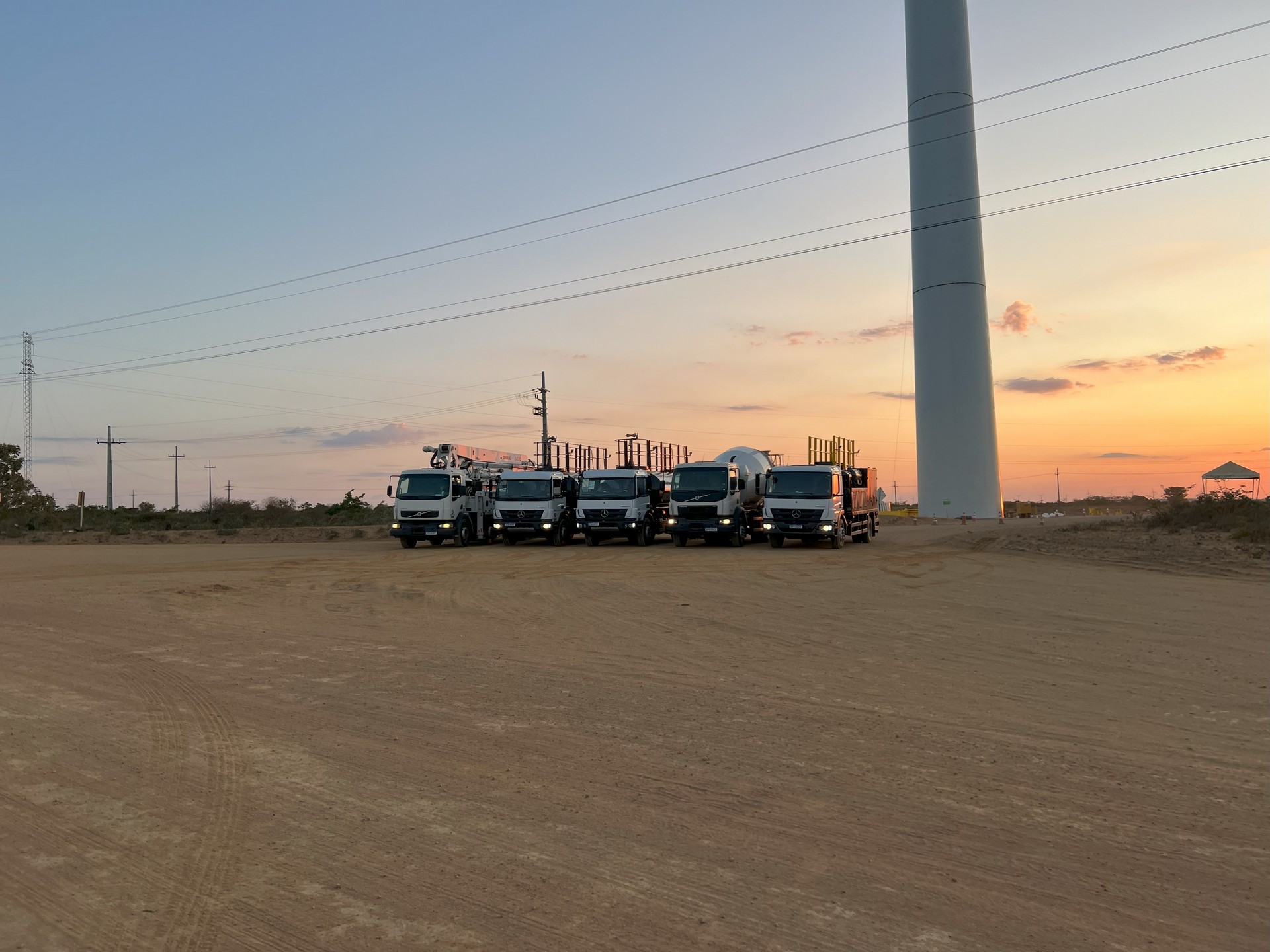 gray computer monitor