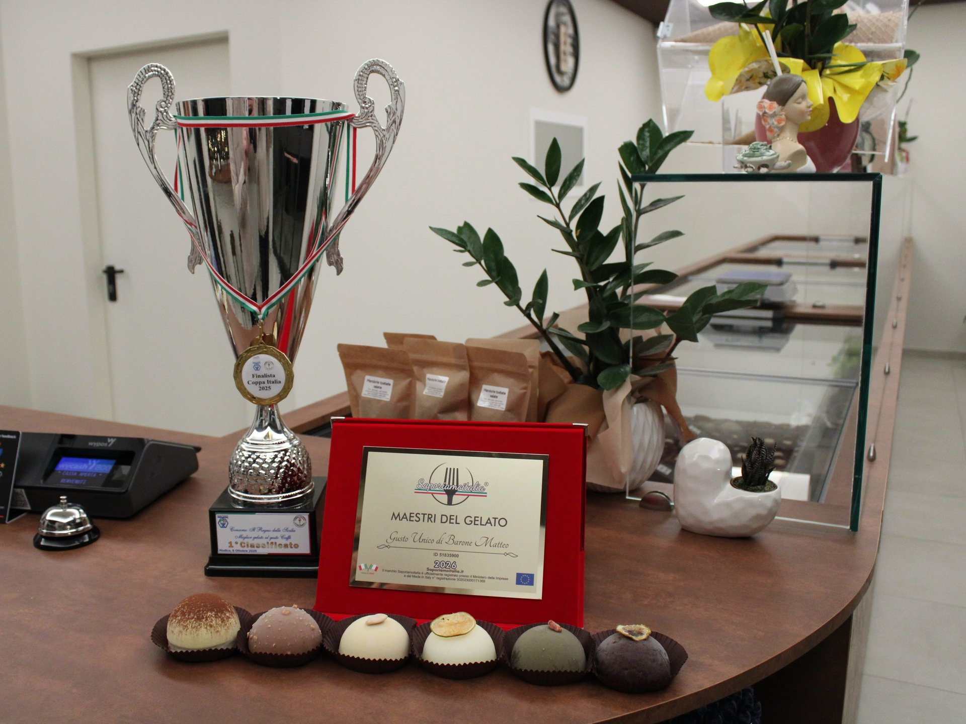 gray computer monitor