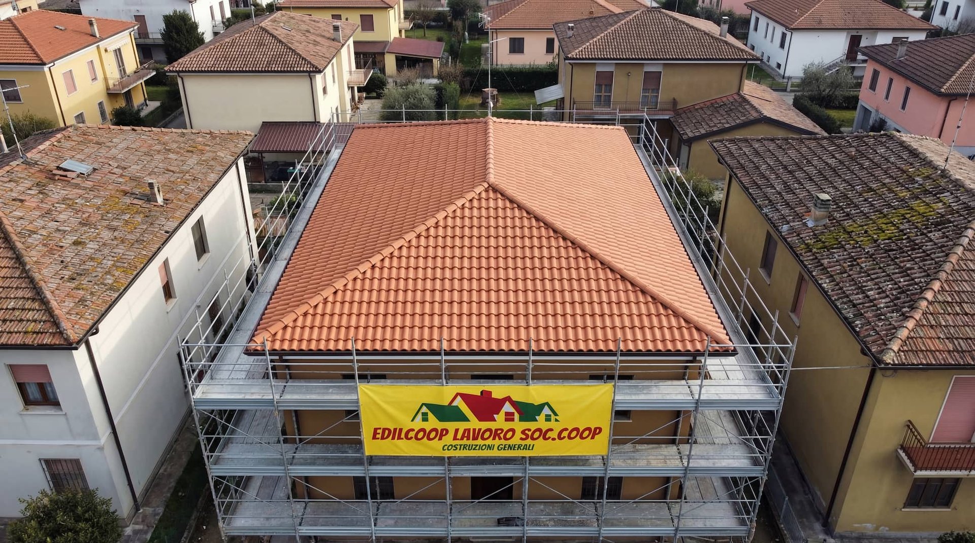 Rifacimento tetto residenziale completato da Edilcoop Lavoro Soc. Cooperativa — tegole nuove e ponteggi in Emilia-Romagna