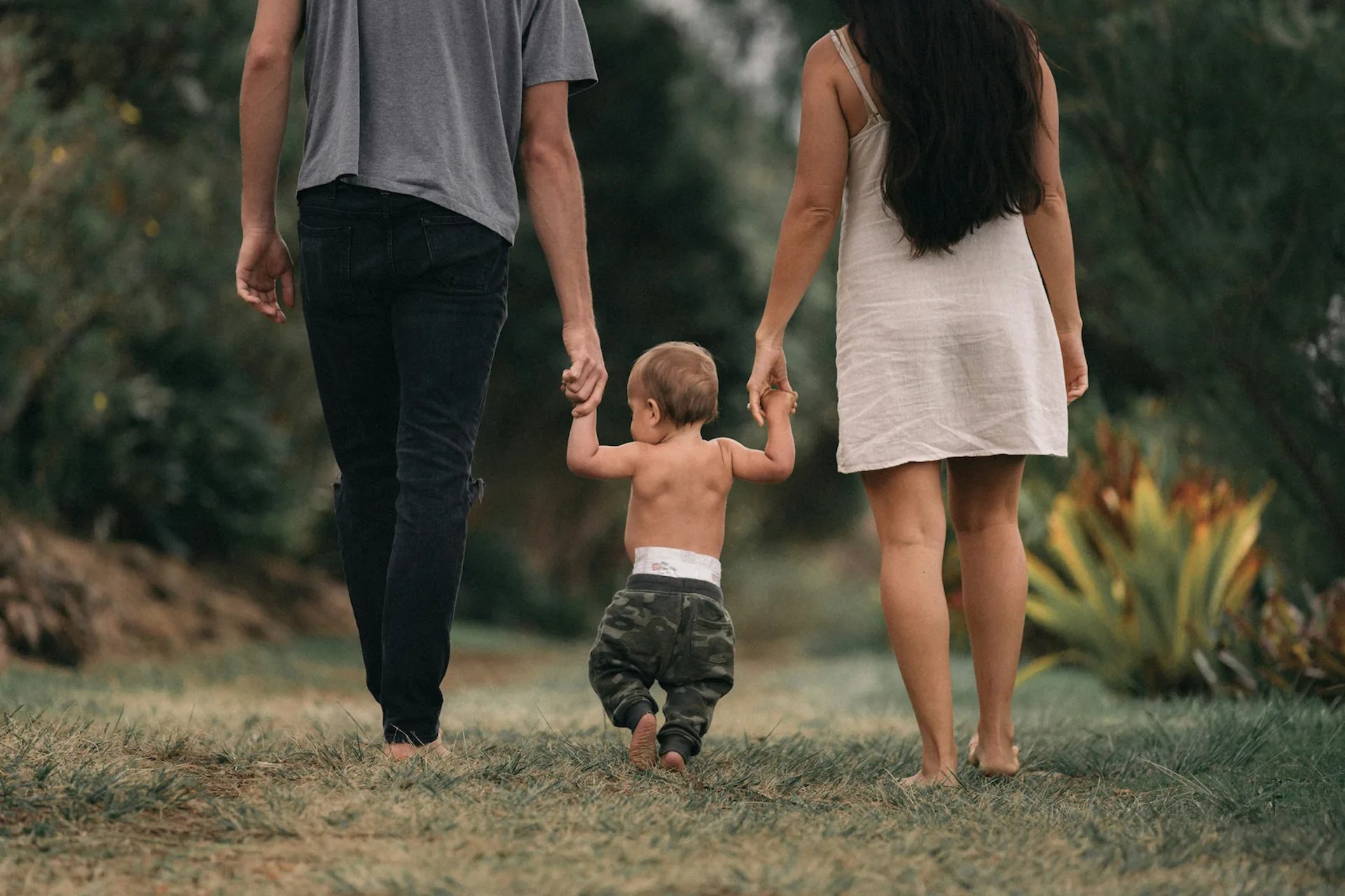 Familie begleitet ihr Kind achtsam in eine bewusste Elternschaft voller Vertrauen, Nähe und gemeinsamer Entwicklung.