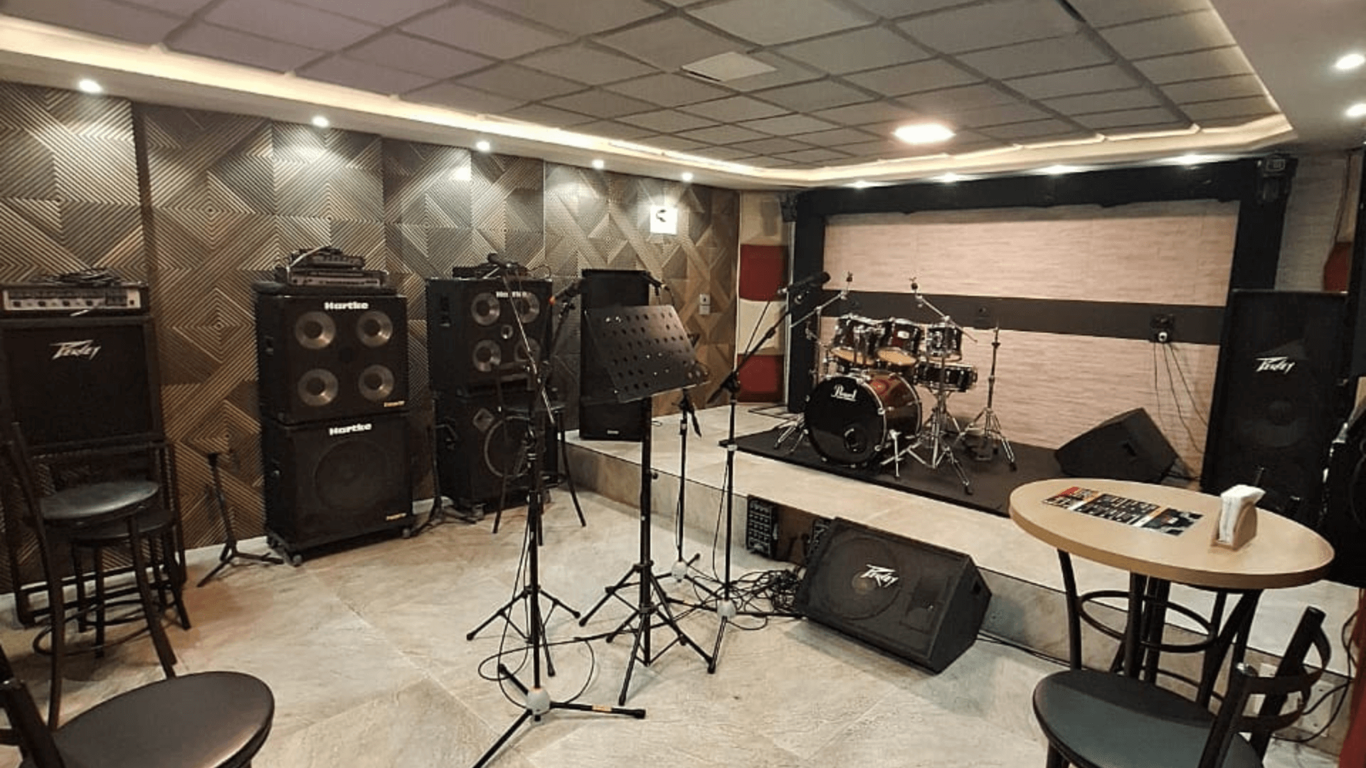 Sala de ensaio com bateria amplificadores e microfones no Studio Brothers em Porto Alegre