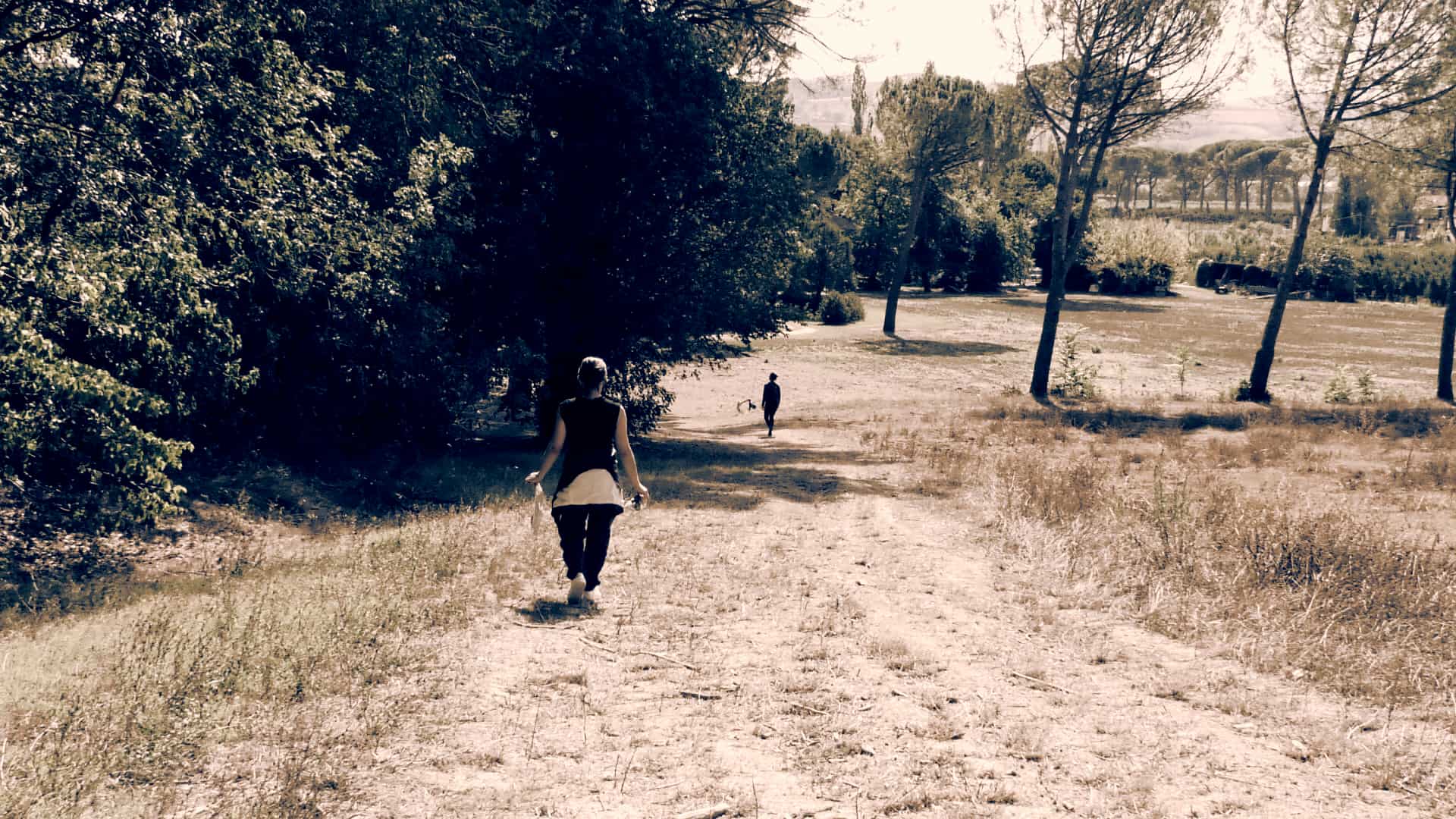 Performer running outdoors in open space – La distanza di sicurezza by Tina Bikic
