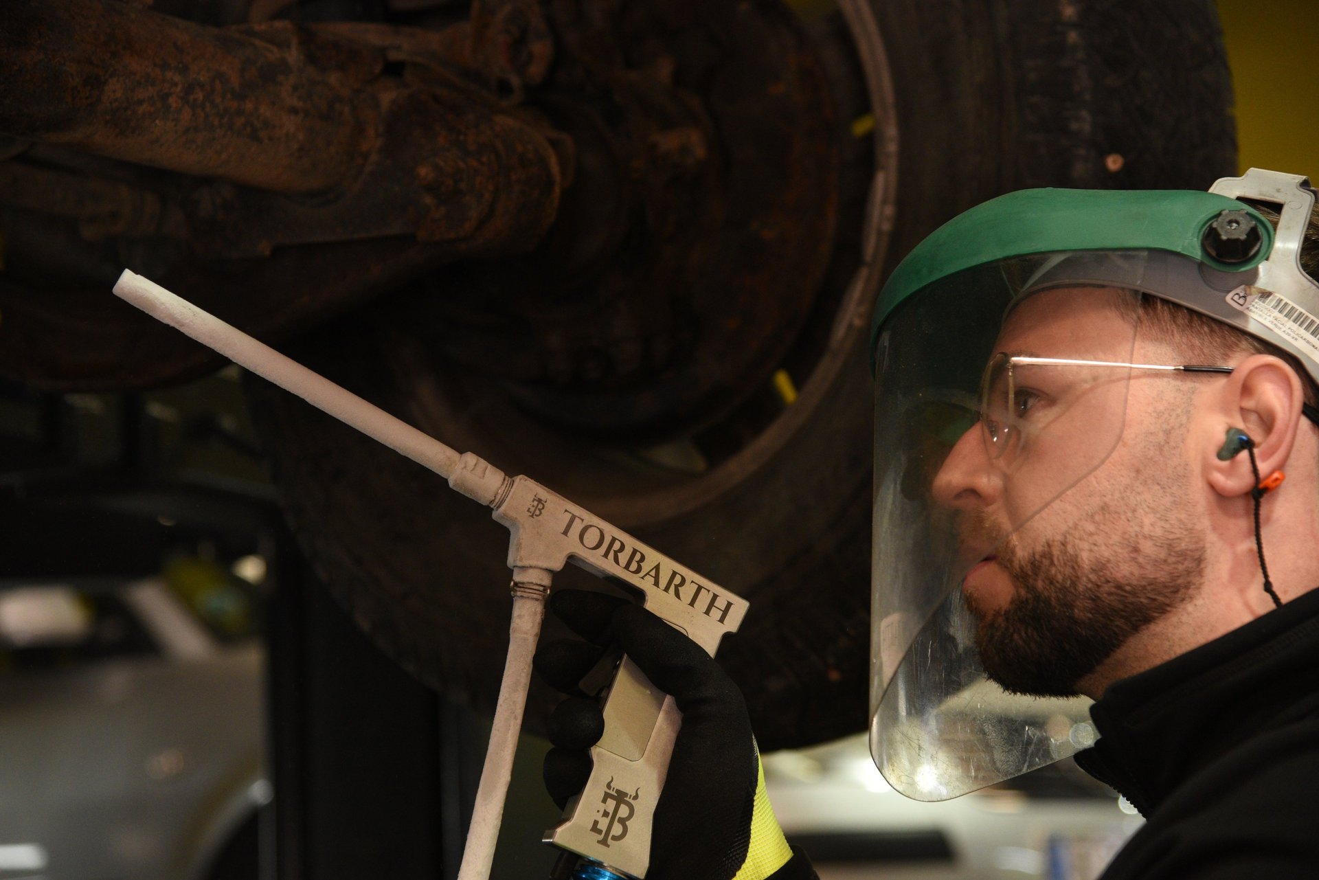 Técnico realizando limpieza criogénica con hielo seco en entorno industrial, tecnología ecológica y sin residuos.