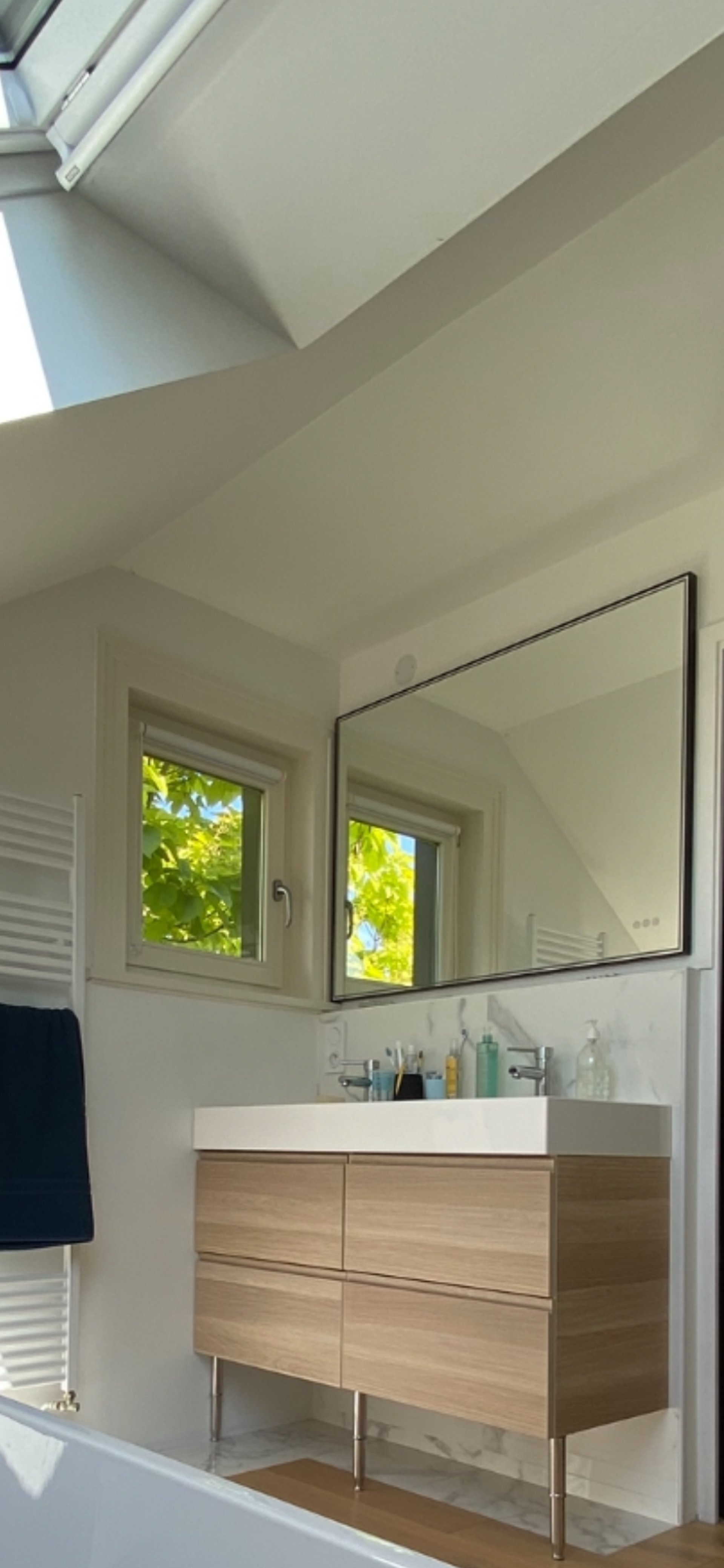 gray computer monitor