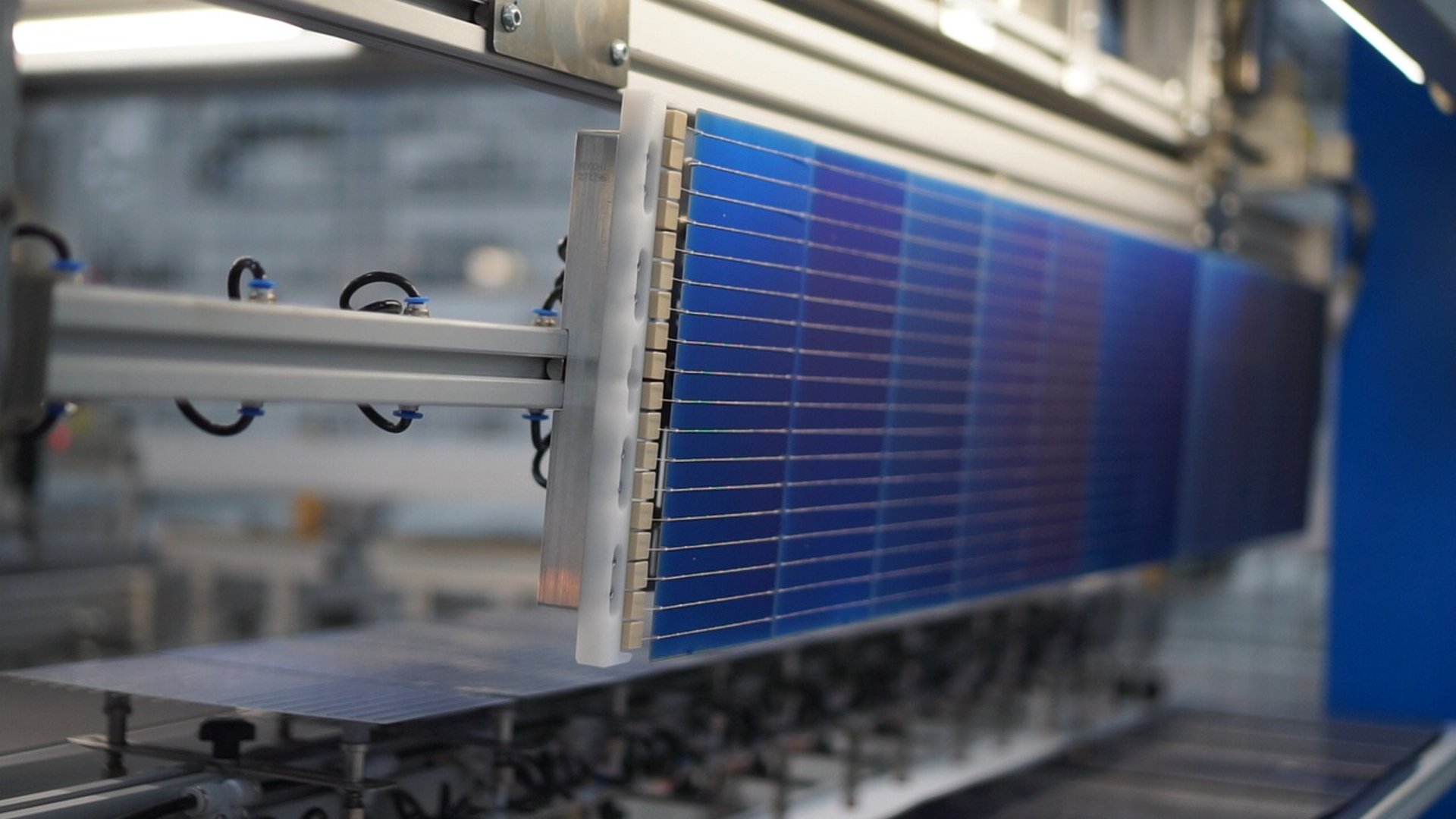 a large amount of solar panels on the roof of a building
