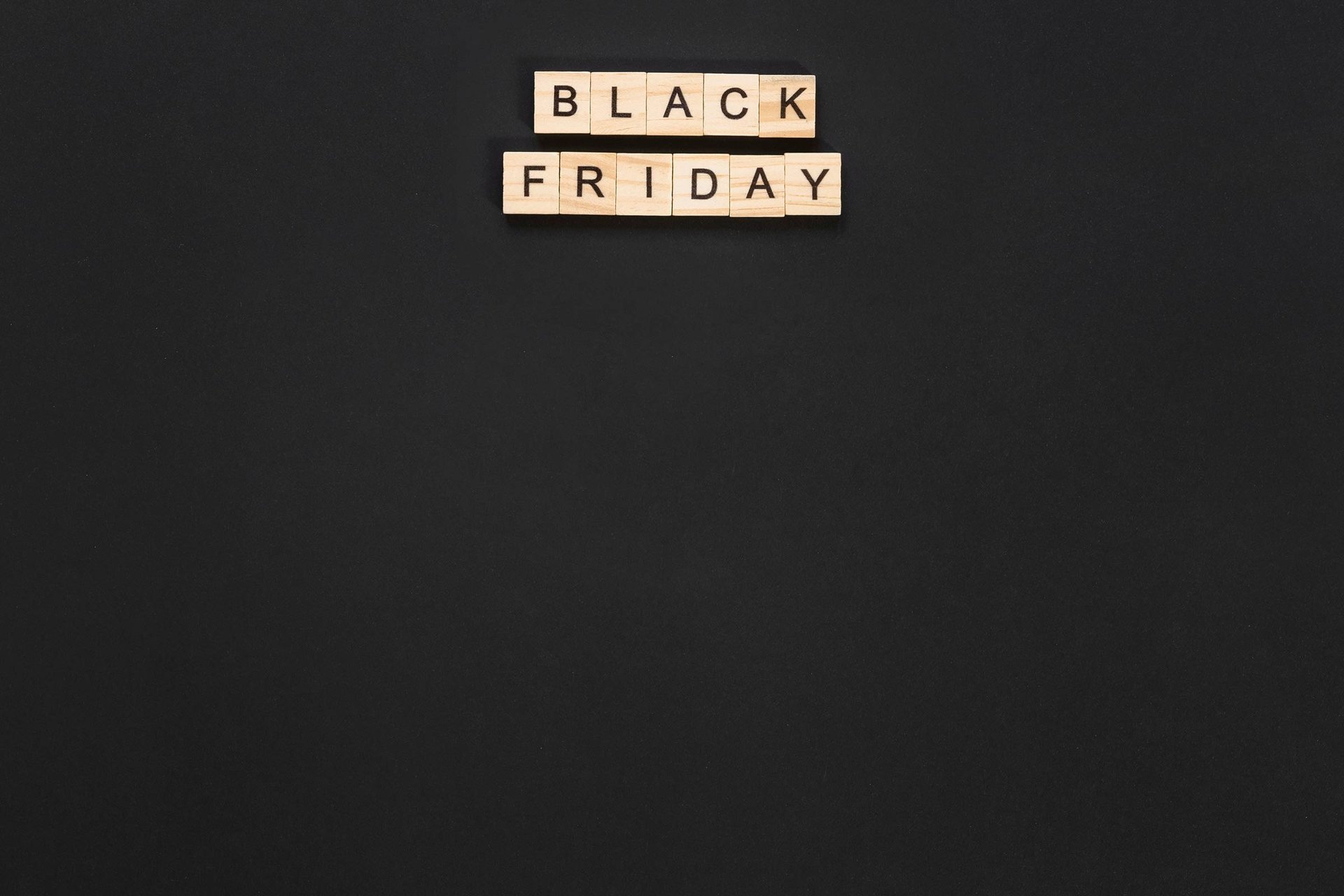 Una spiaggia con le onde calme di un mare azzurrissimo