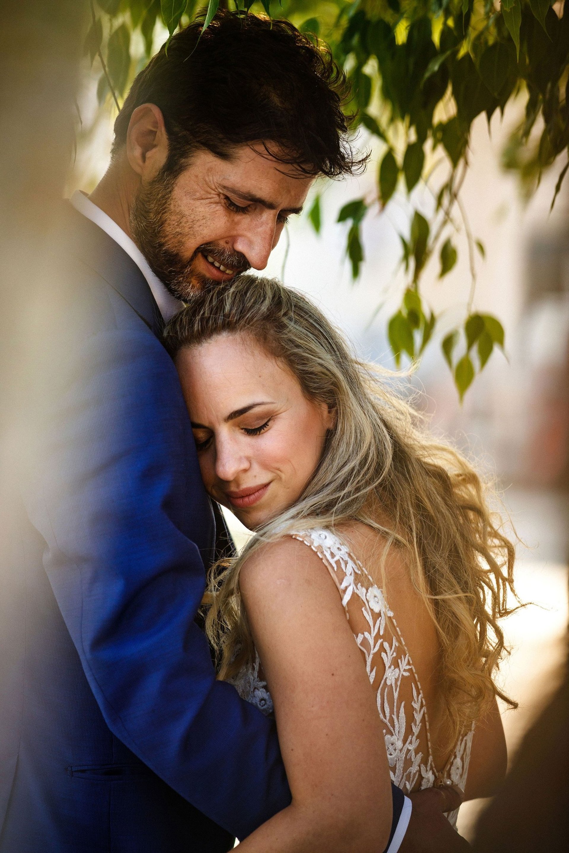 Due sposi si abbracciano teneramente durante una sessione fotografica Next Day