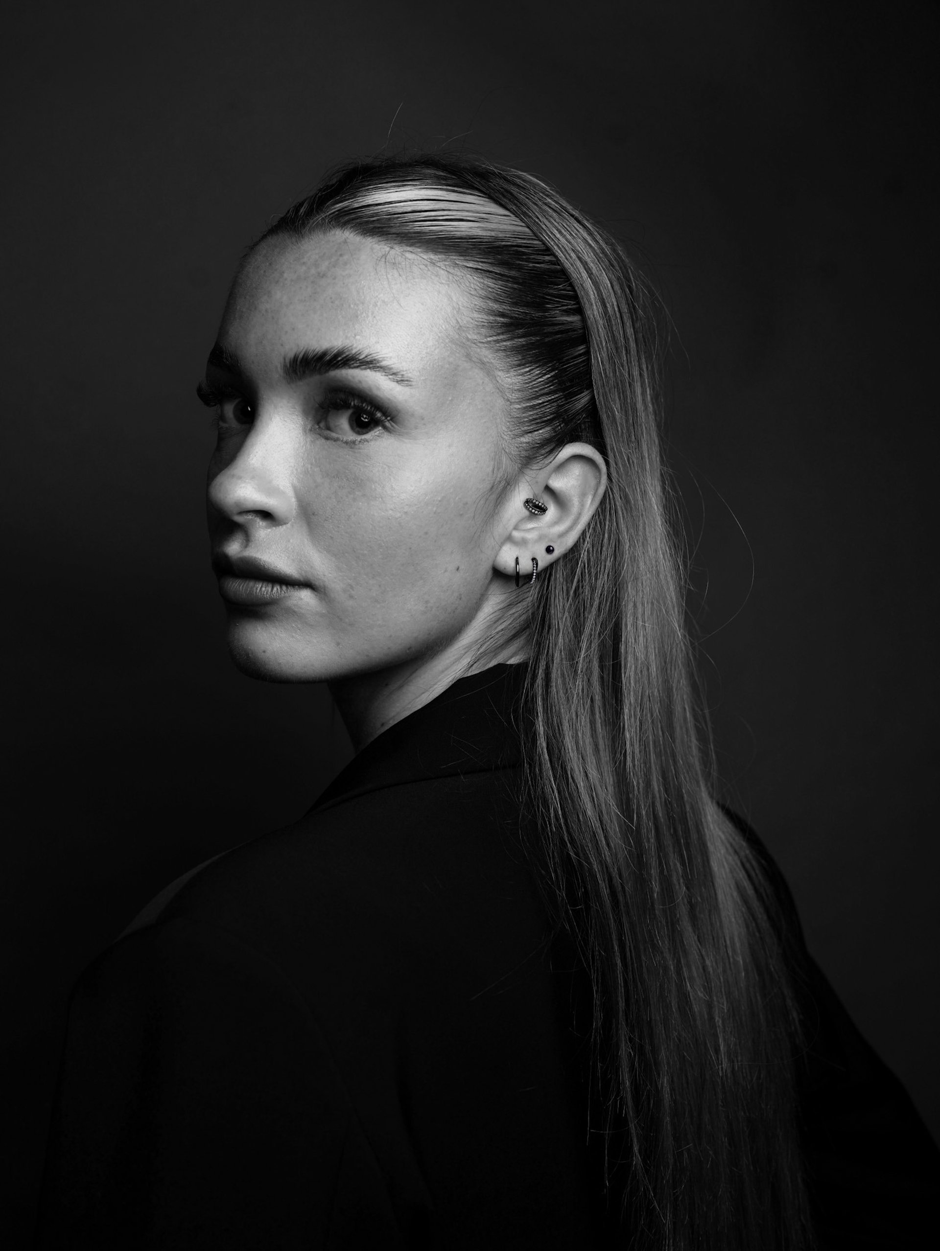 Piercings en titane noir portés à l’oreille