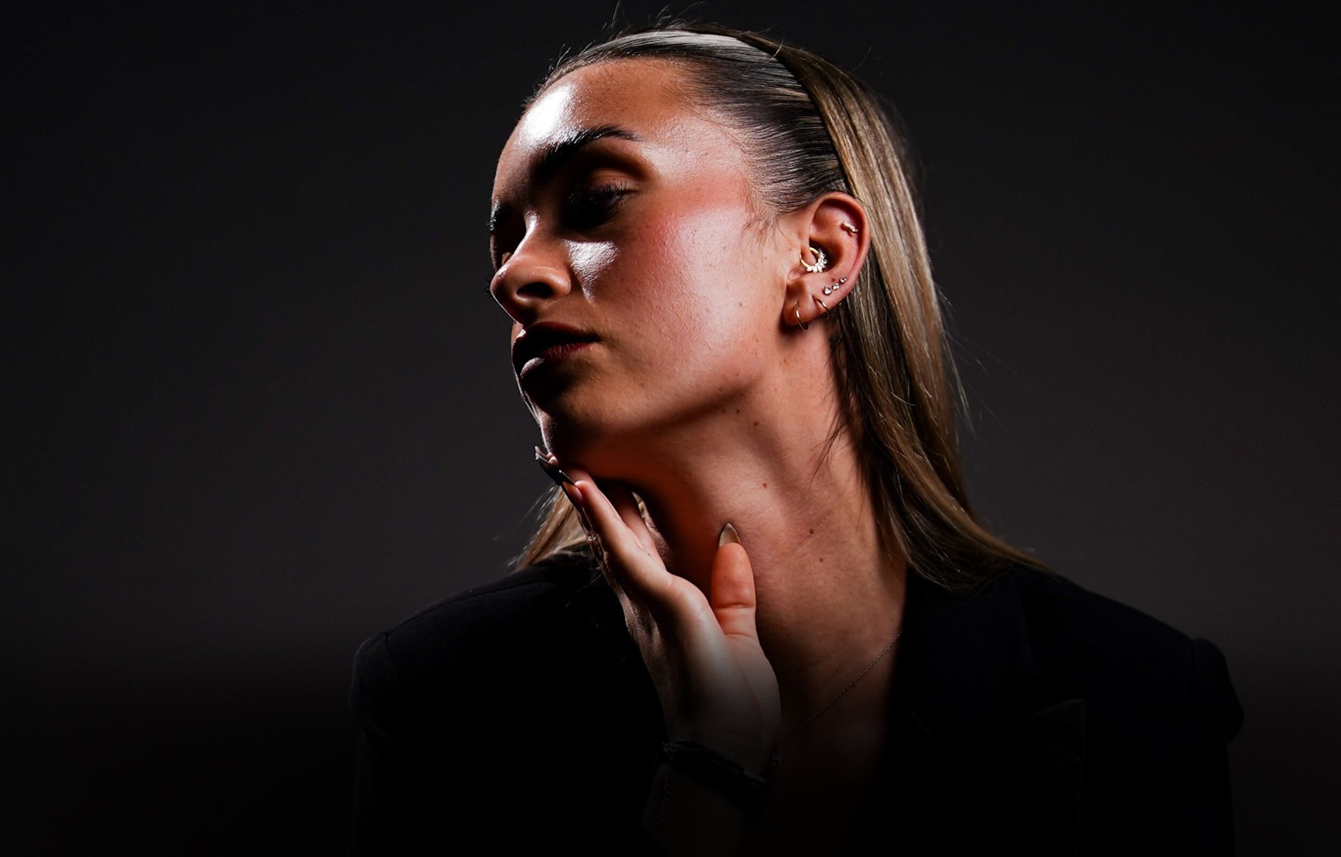 Helia piercing - bg