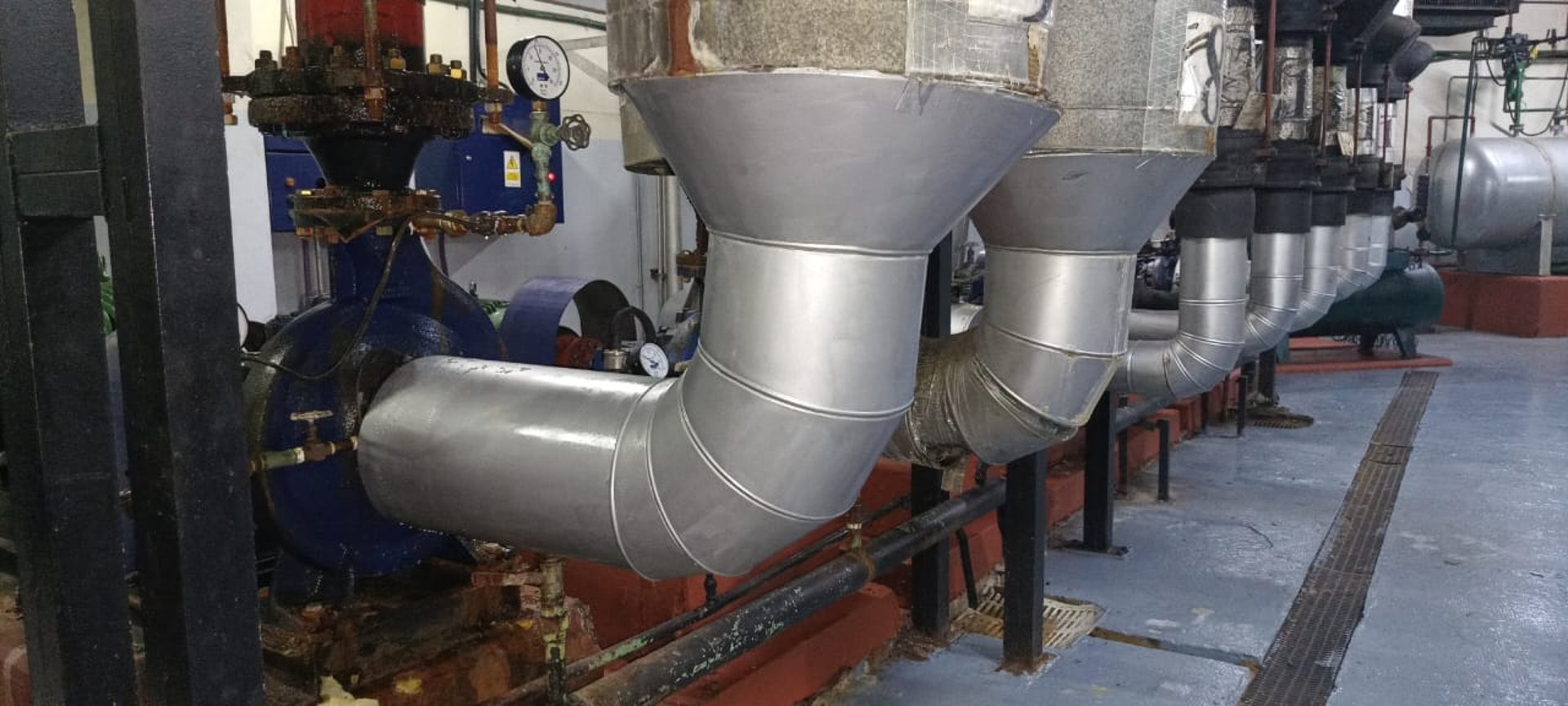 gray computer monitor