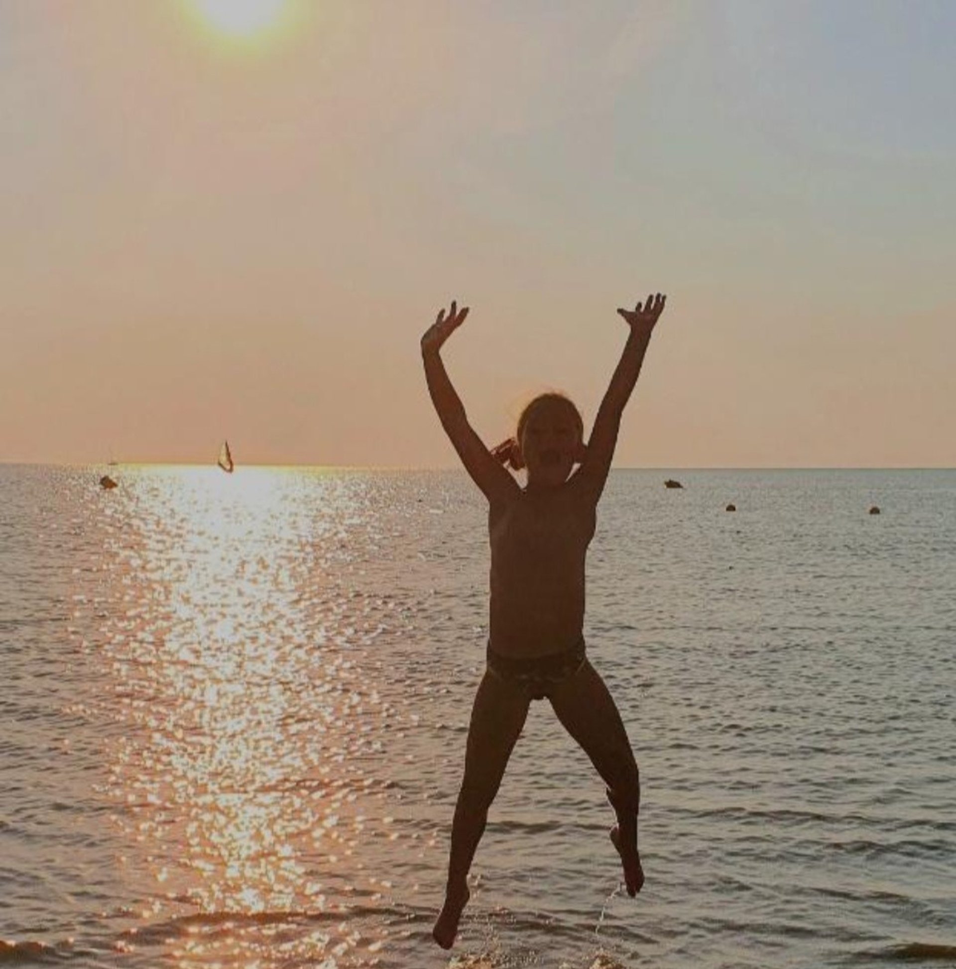 gray computer monitor