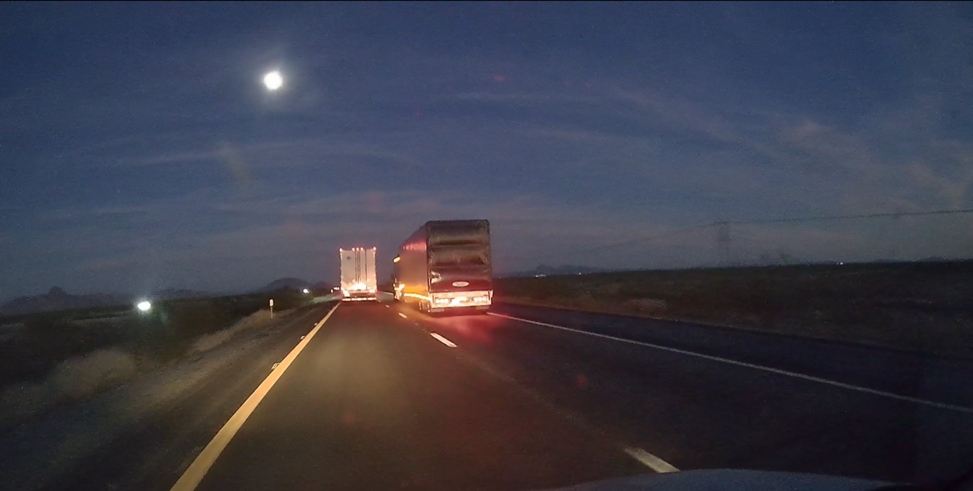 a black and white photo of a sign that says privacy please