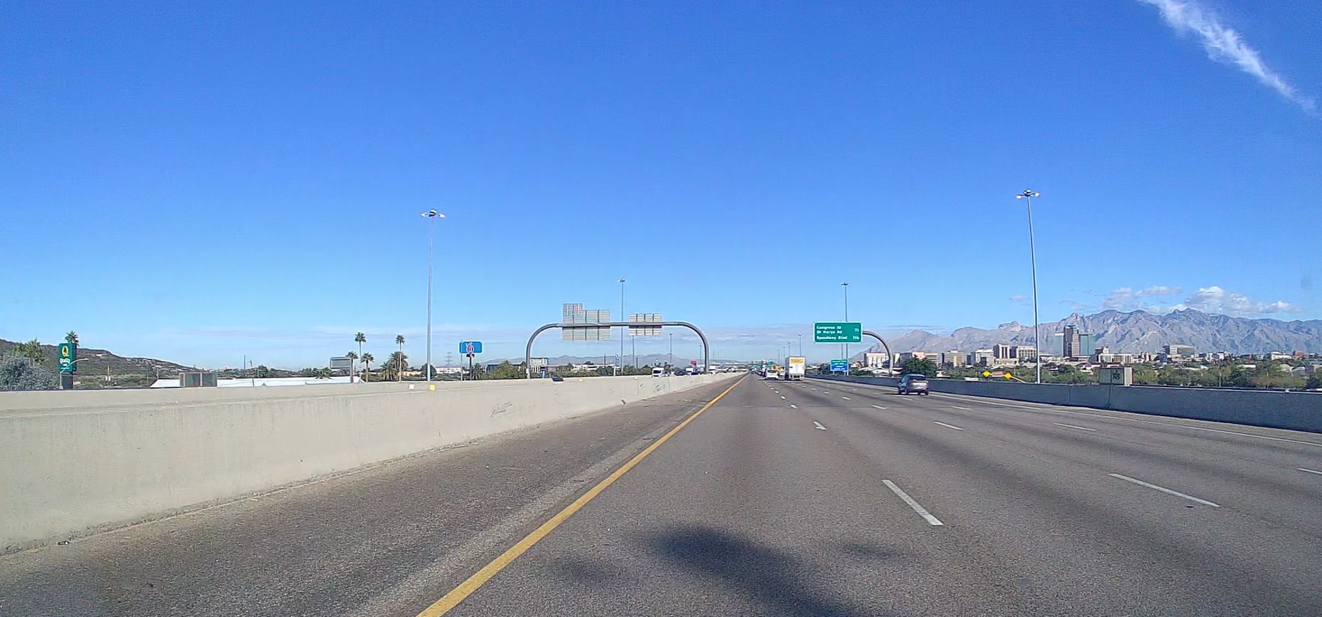 a black and white photo of a sign that says privacy please