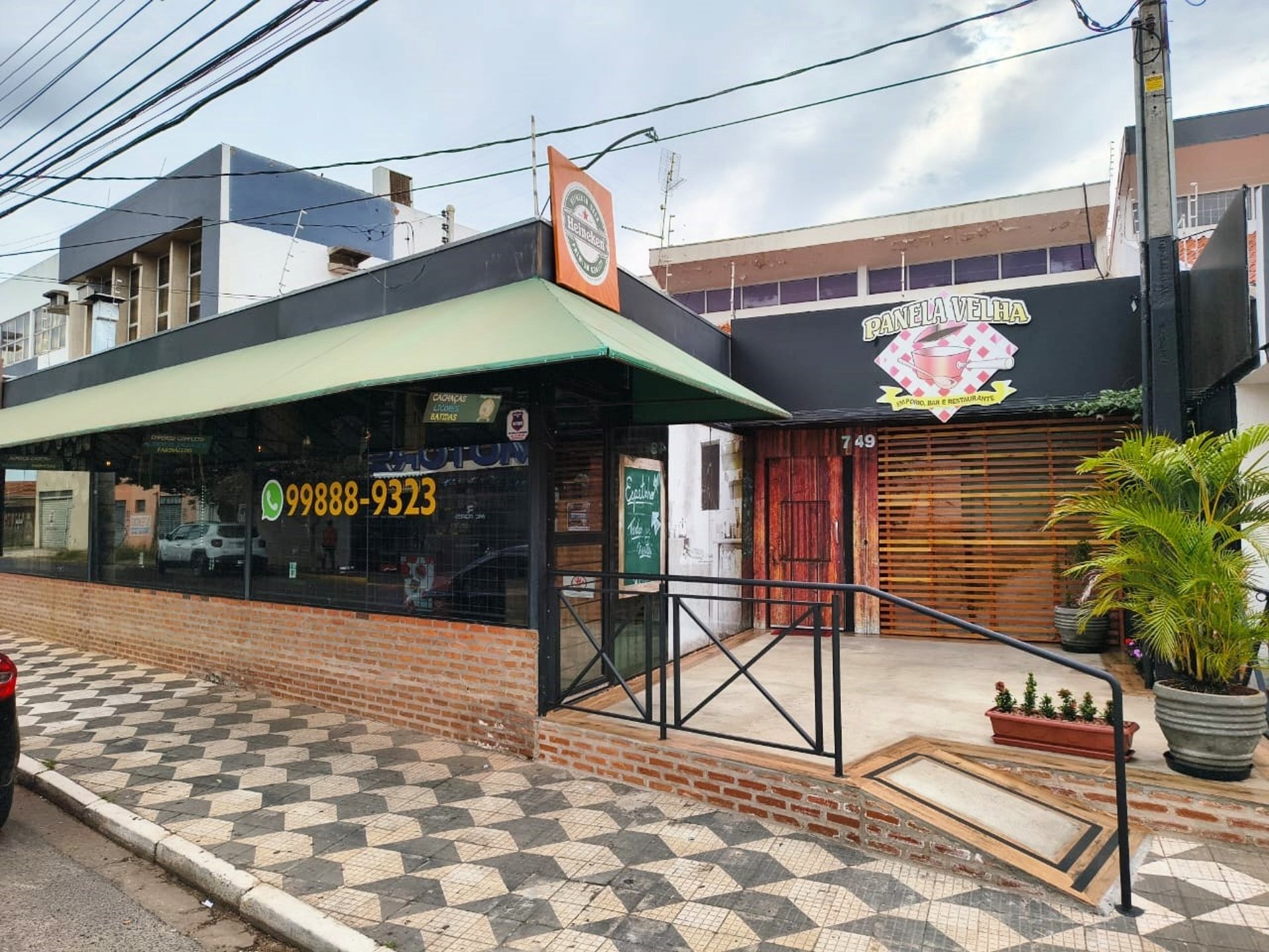 gray computer monitor