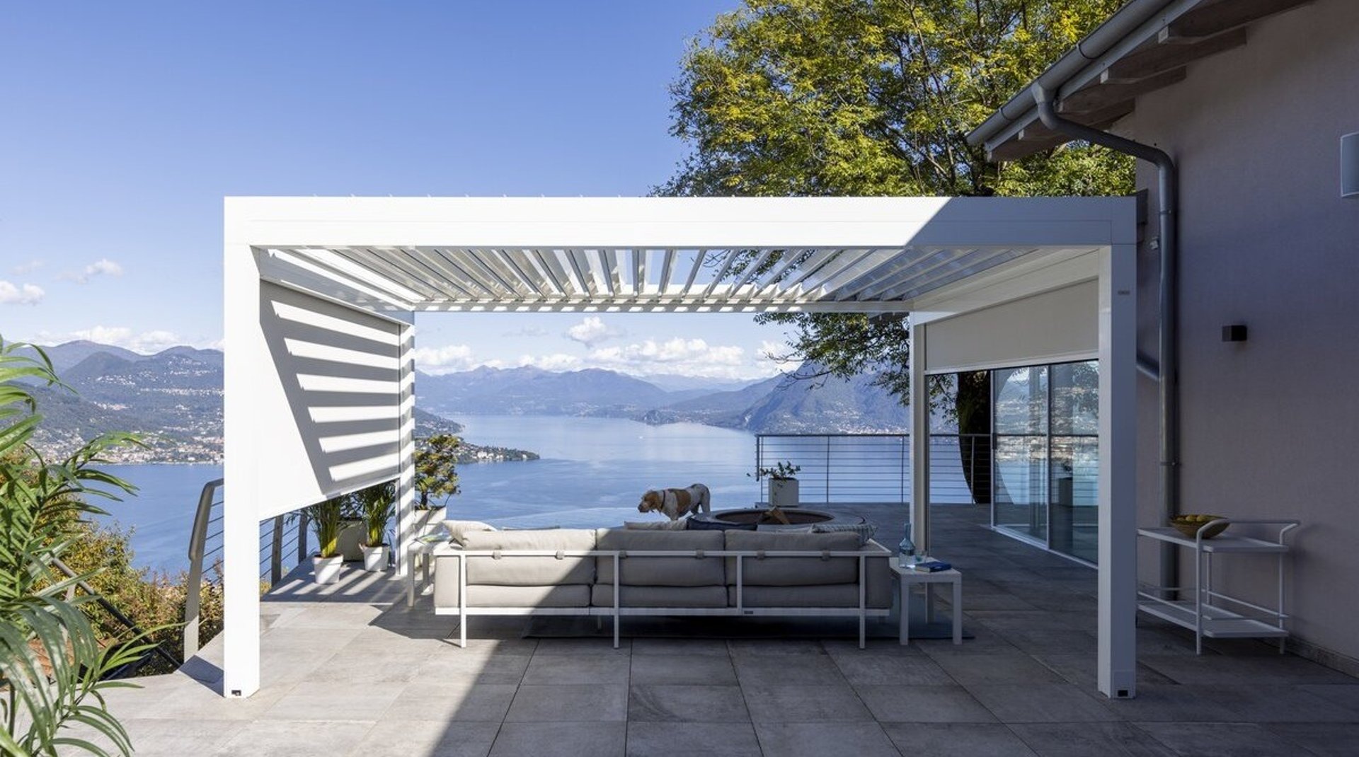 gray computer monitor