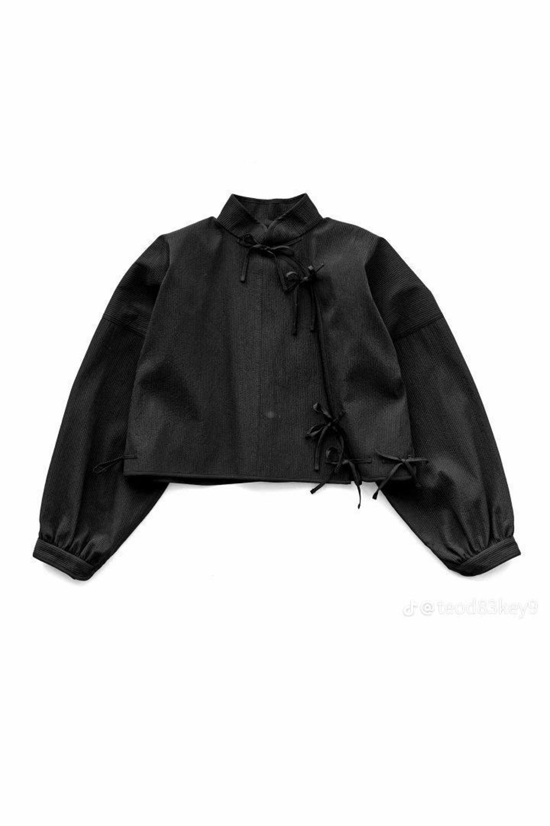 white crew neck t-shirt