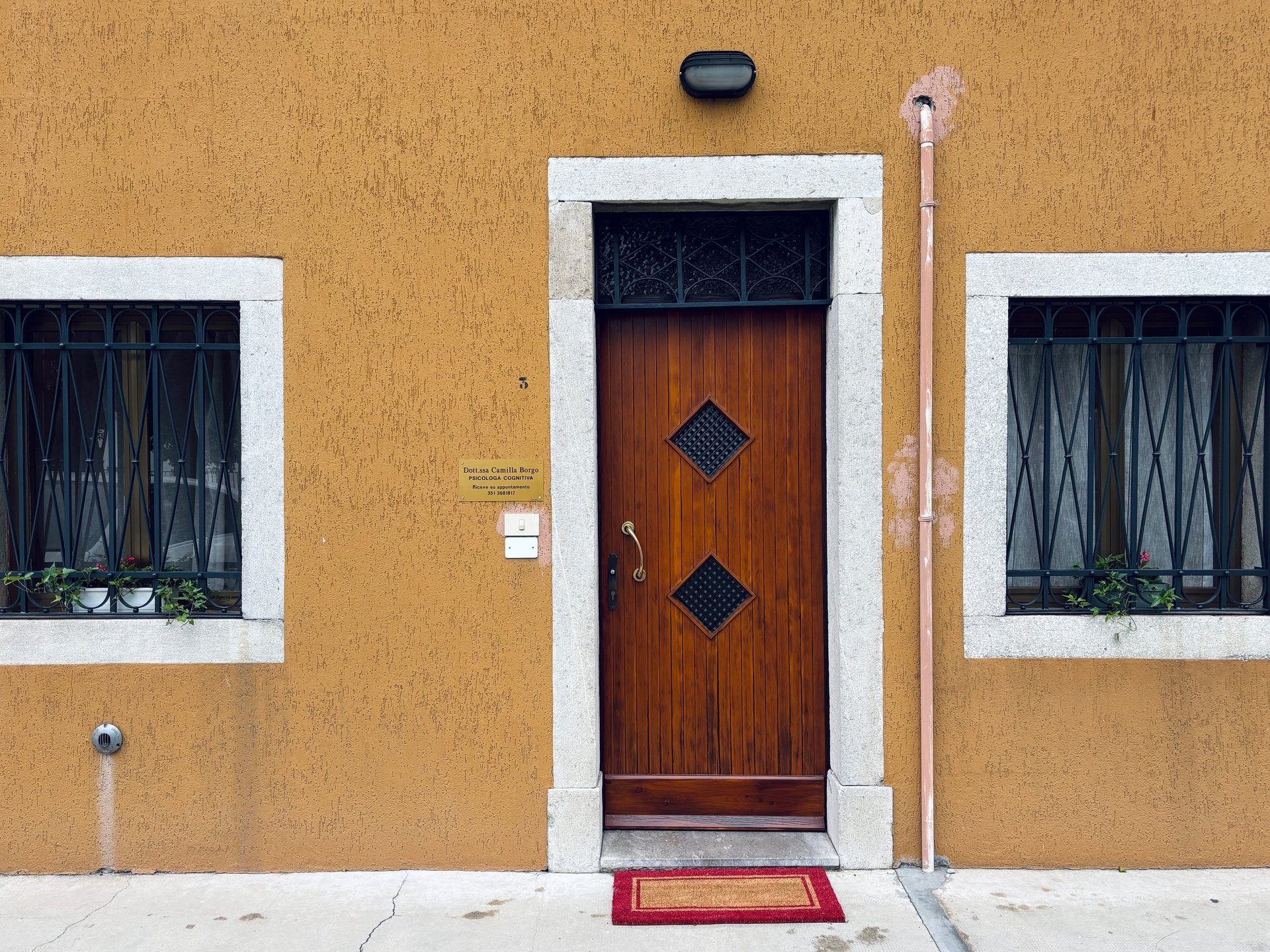 gray computer monitor