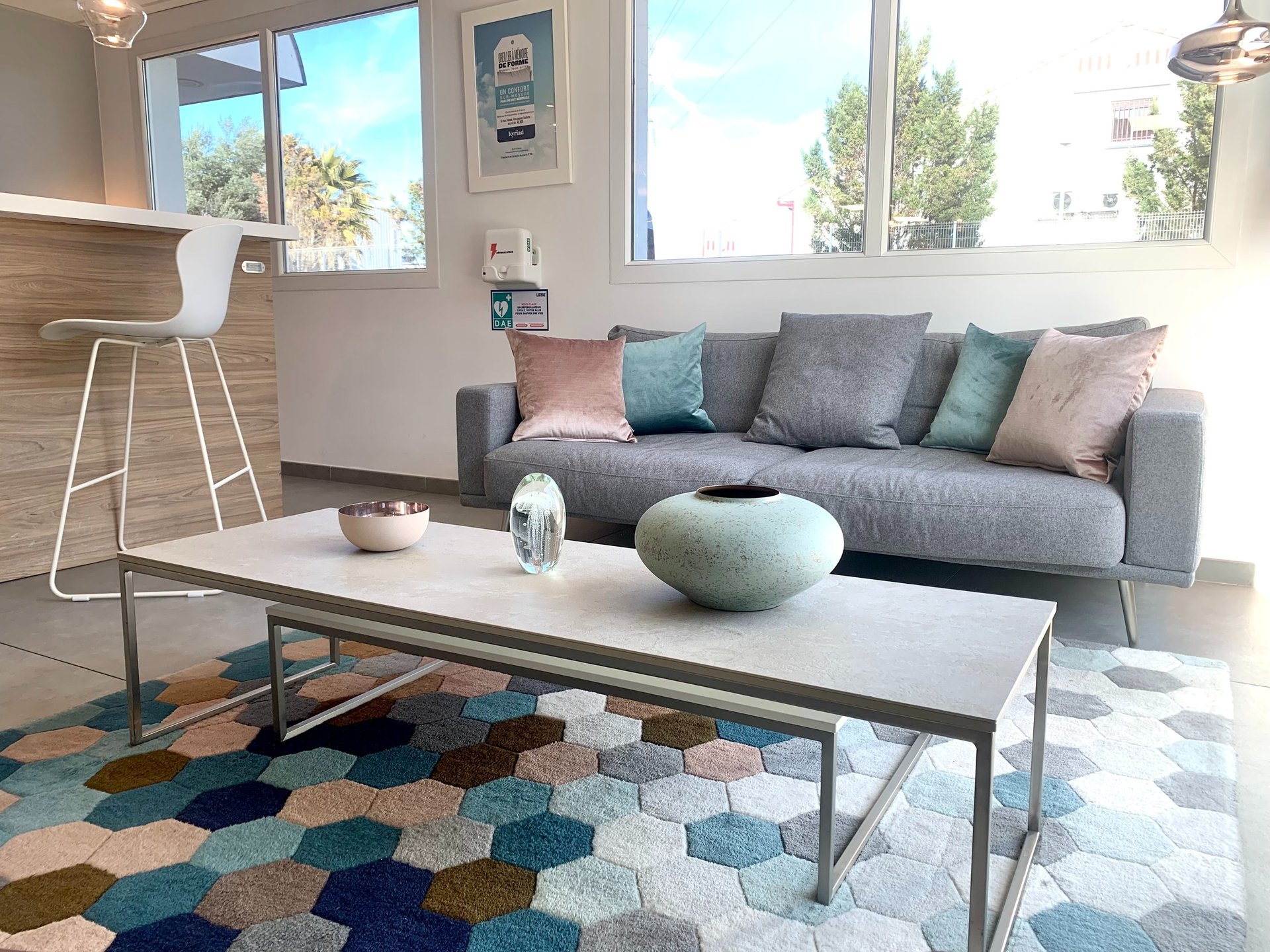 gray computer monitor