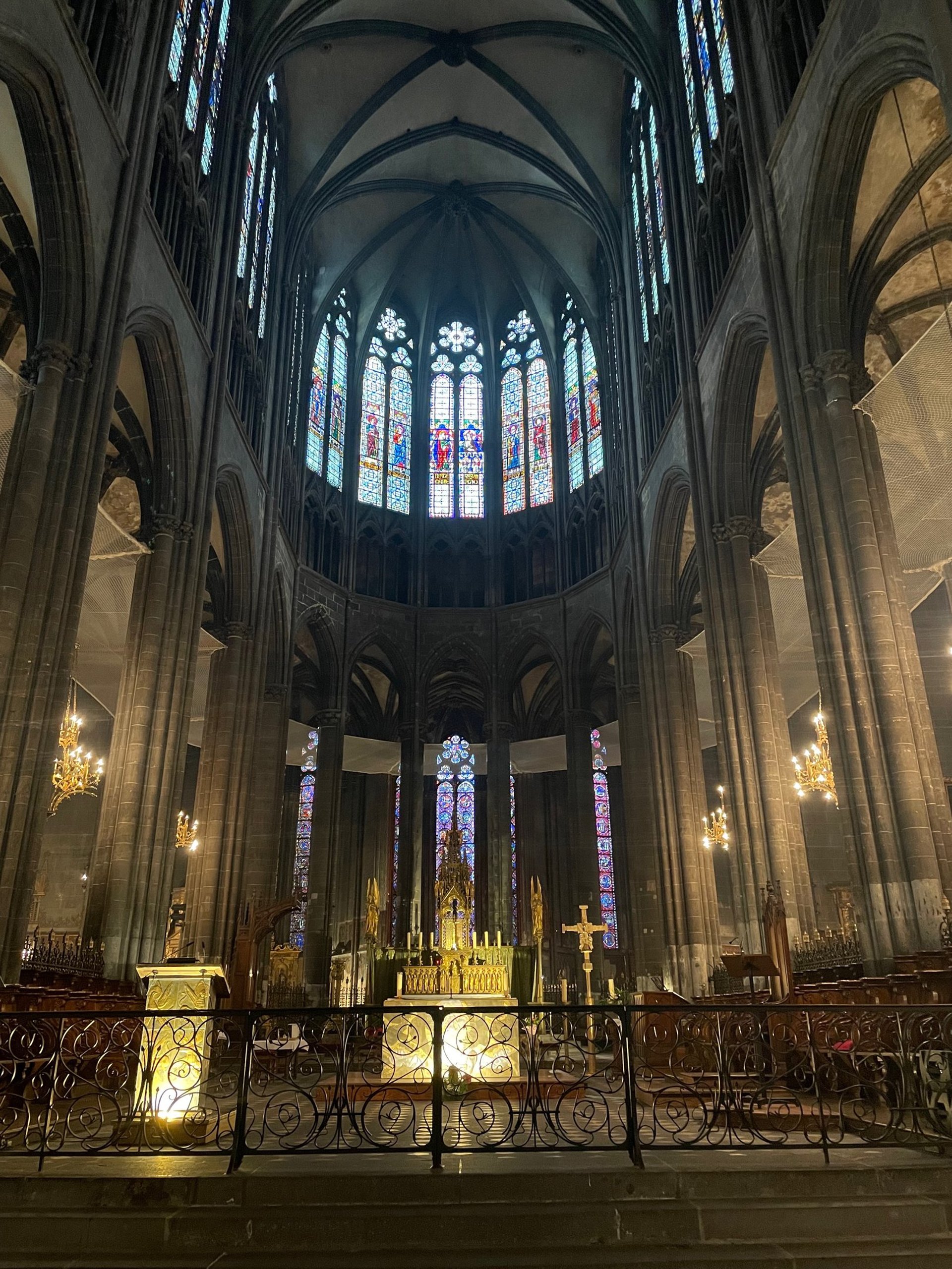 le coeur et les vitraux de la cathédrale de Clermont-Ferrand