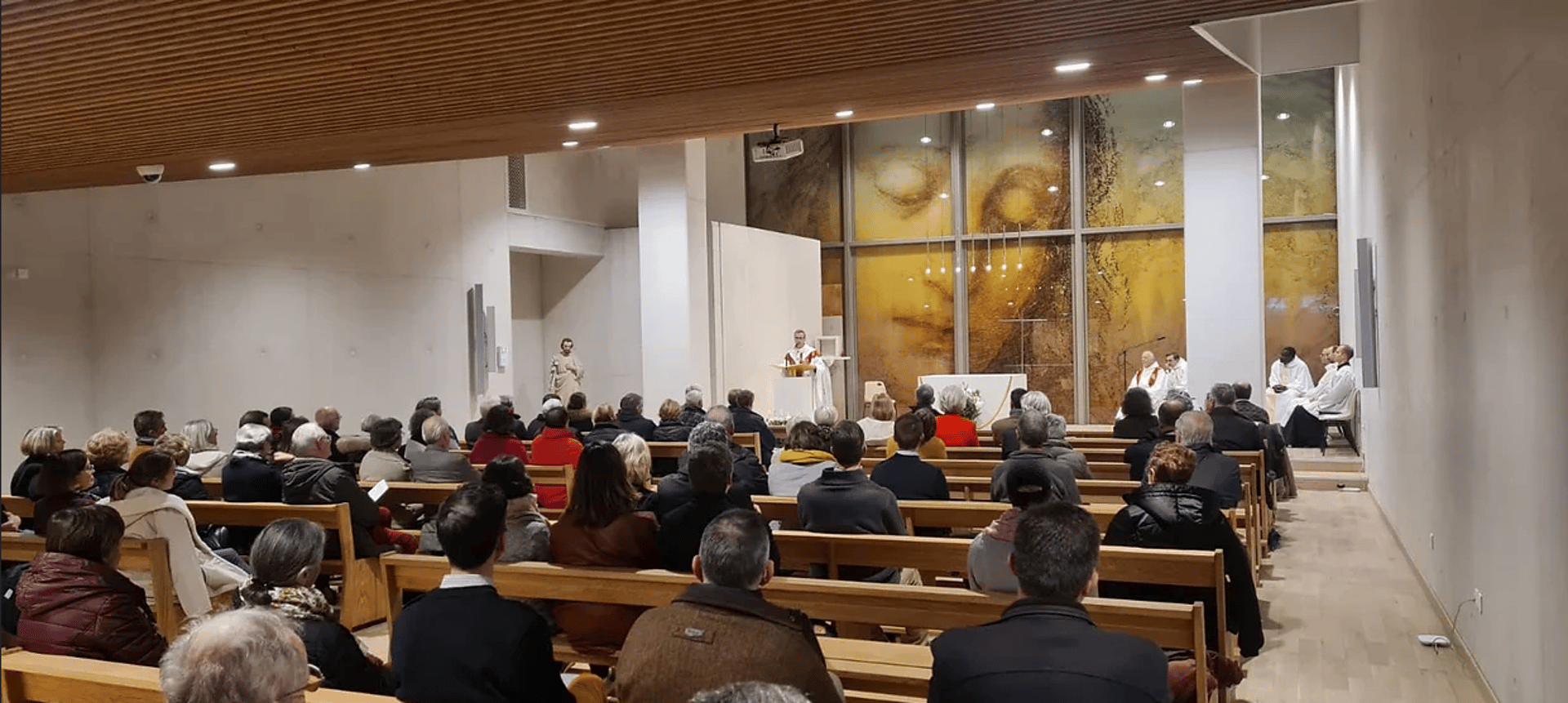 une messe dans l'église sonorisée à Lyon