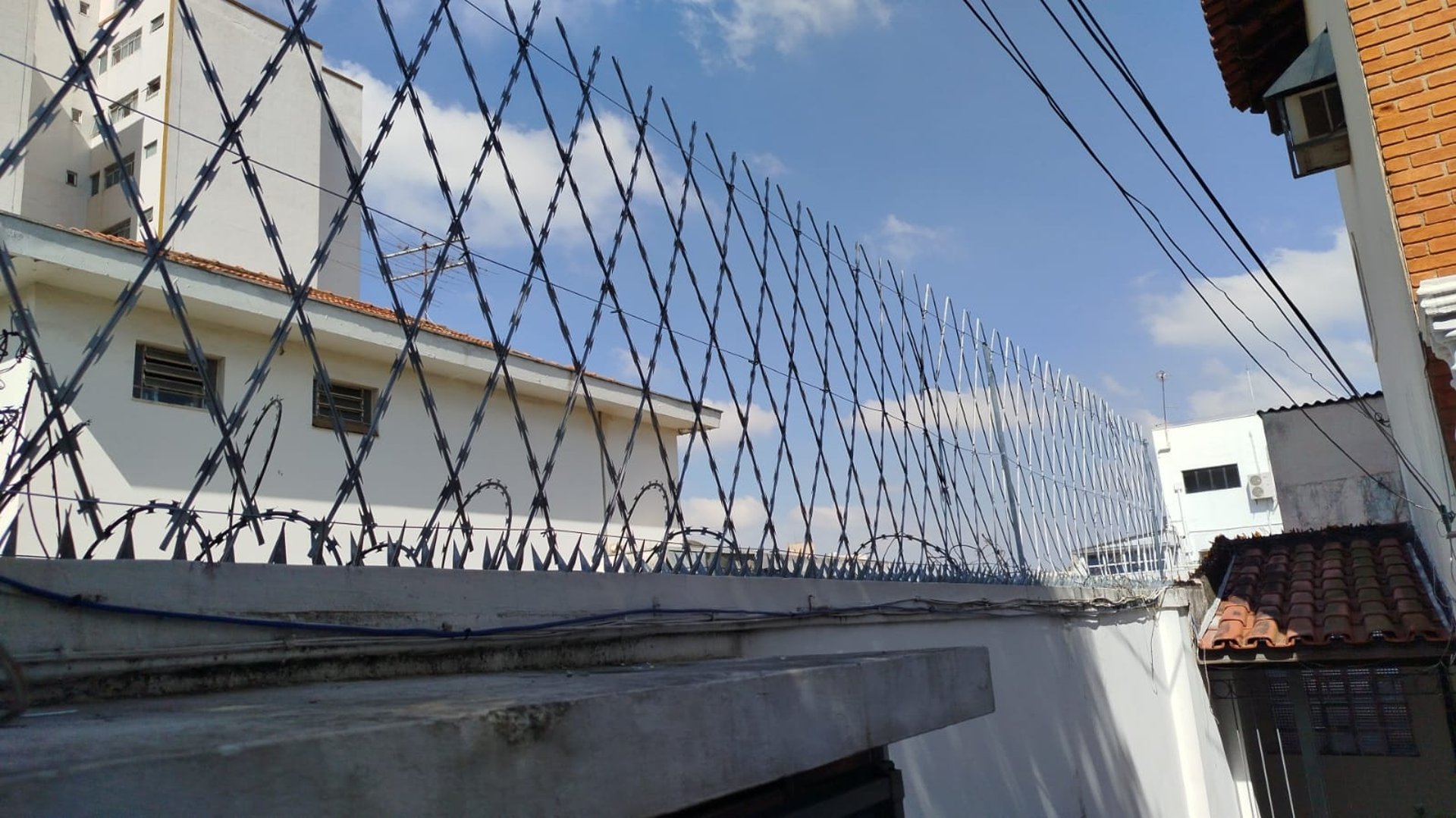 gray computer monitor