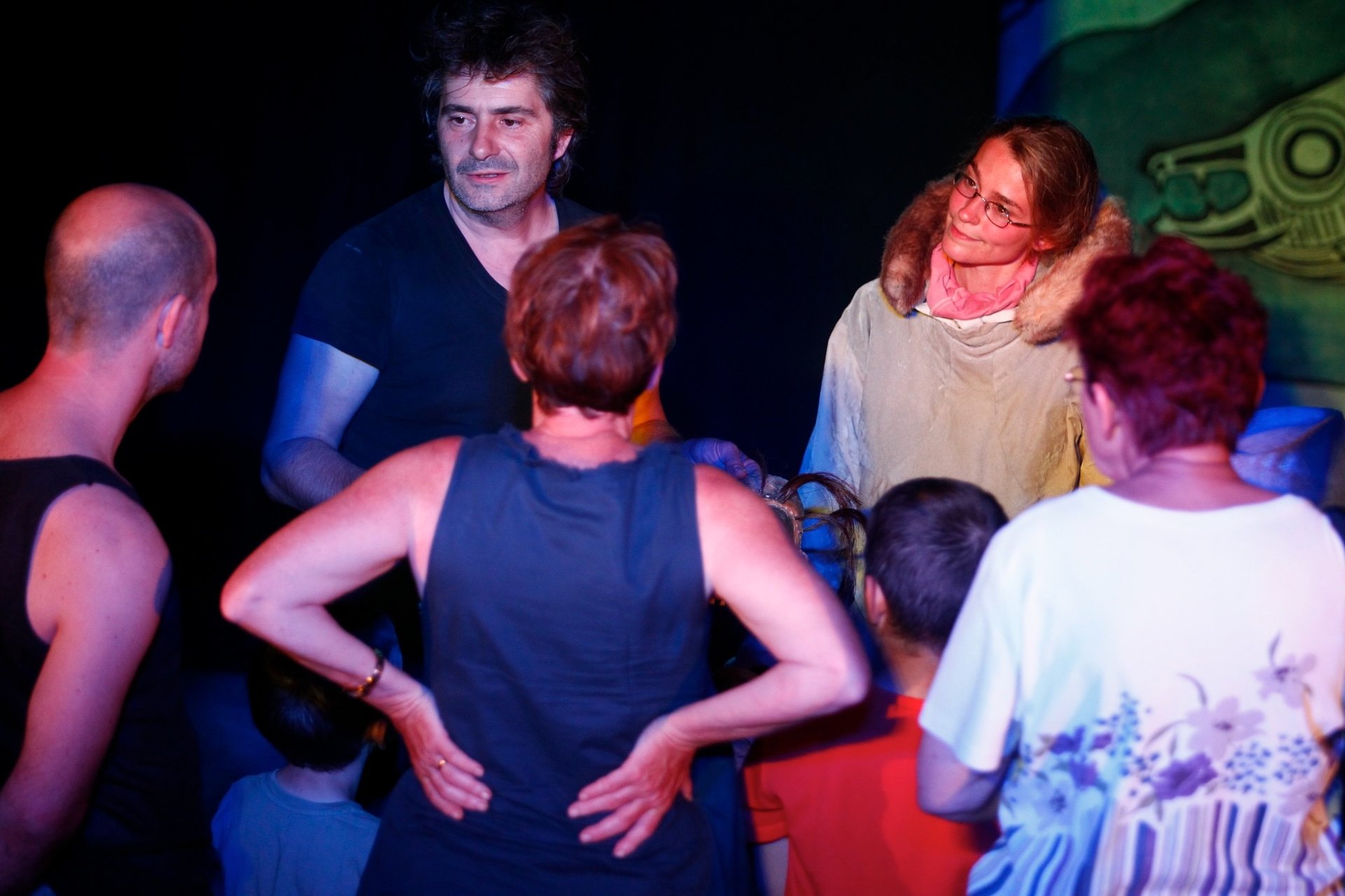 gray computer monitor