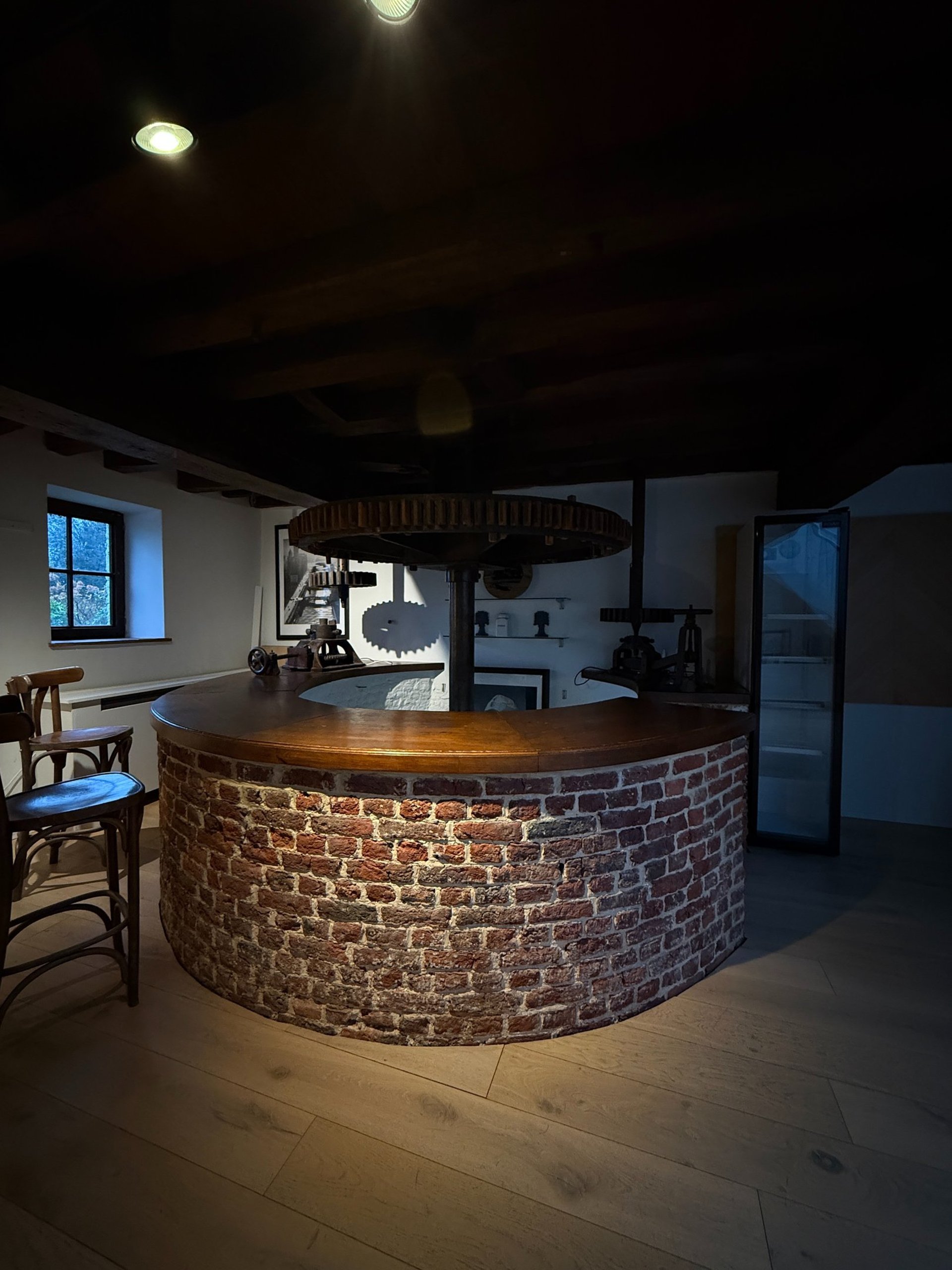 gray computer monitor